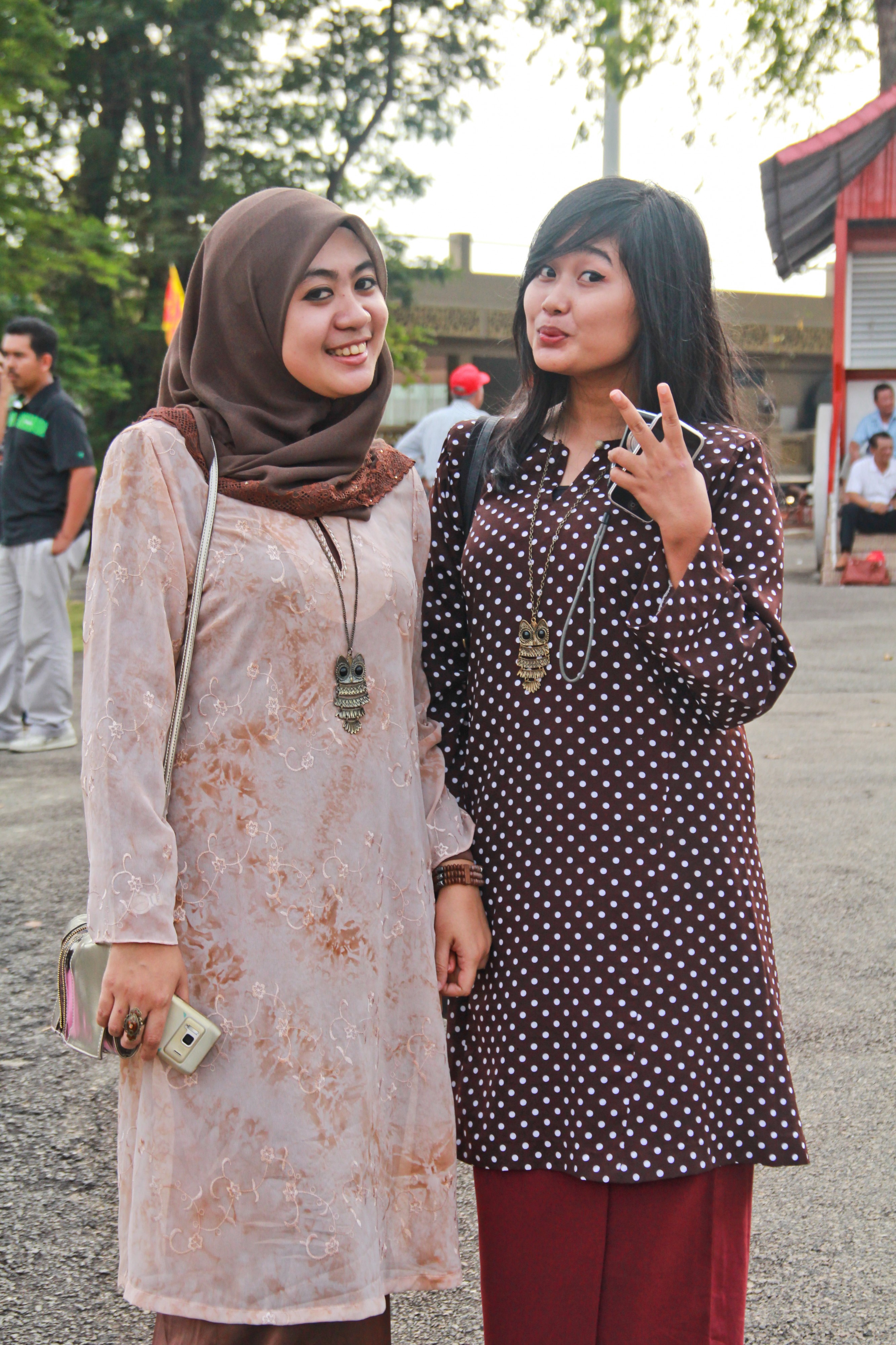 2 Malay girls in baju kurung
