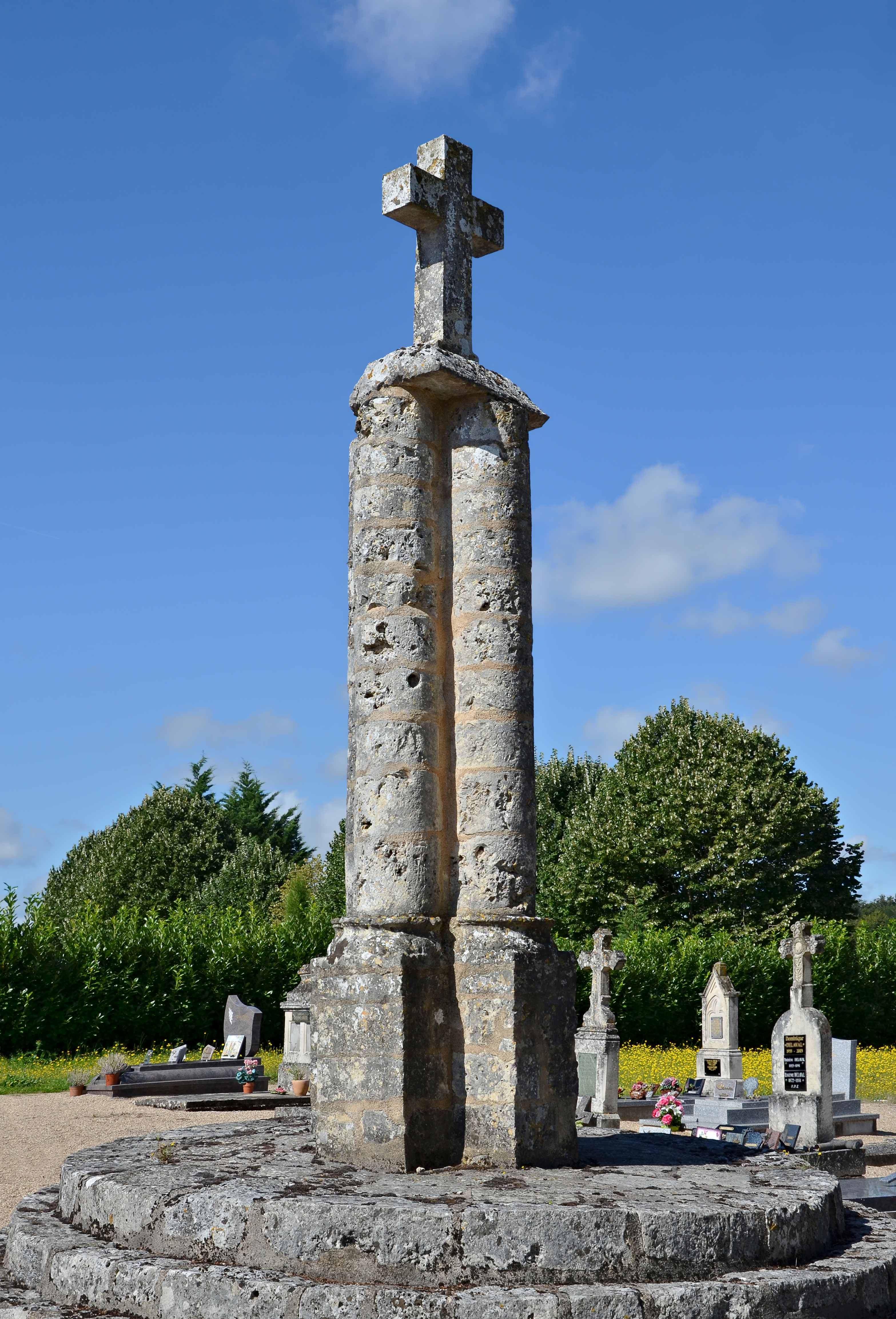 Champniers 86 Cimetière Croix hosannière 2014