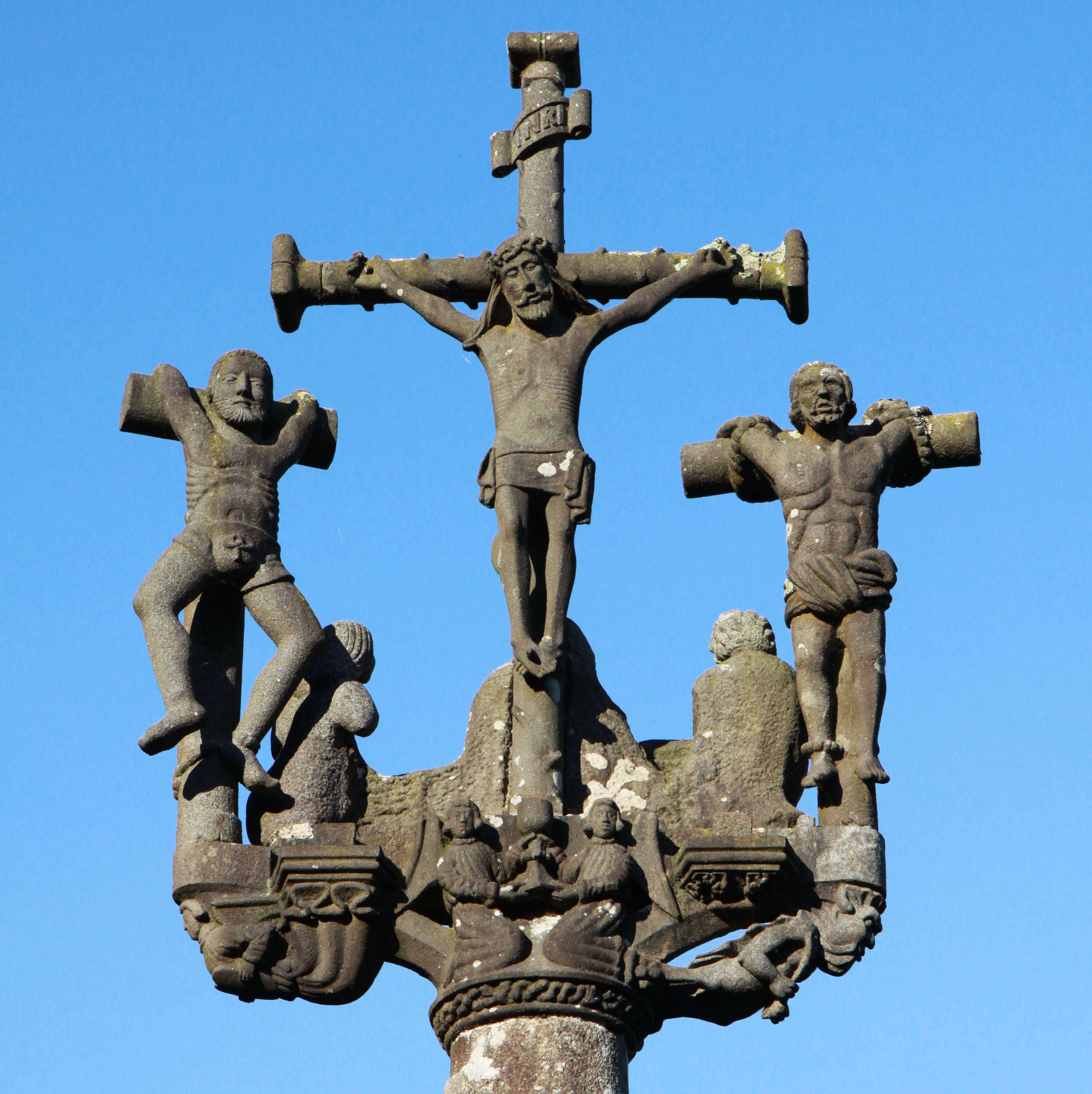 Lampaul-Guimiliau - enclos paroissial - croix sur le porche - 014