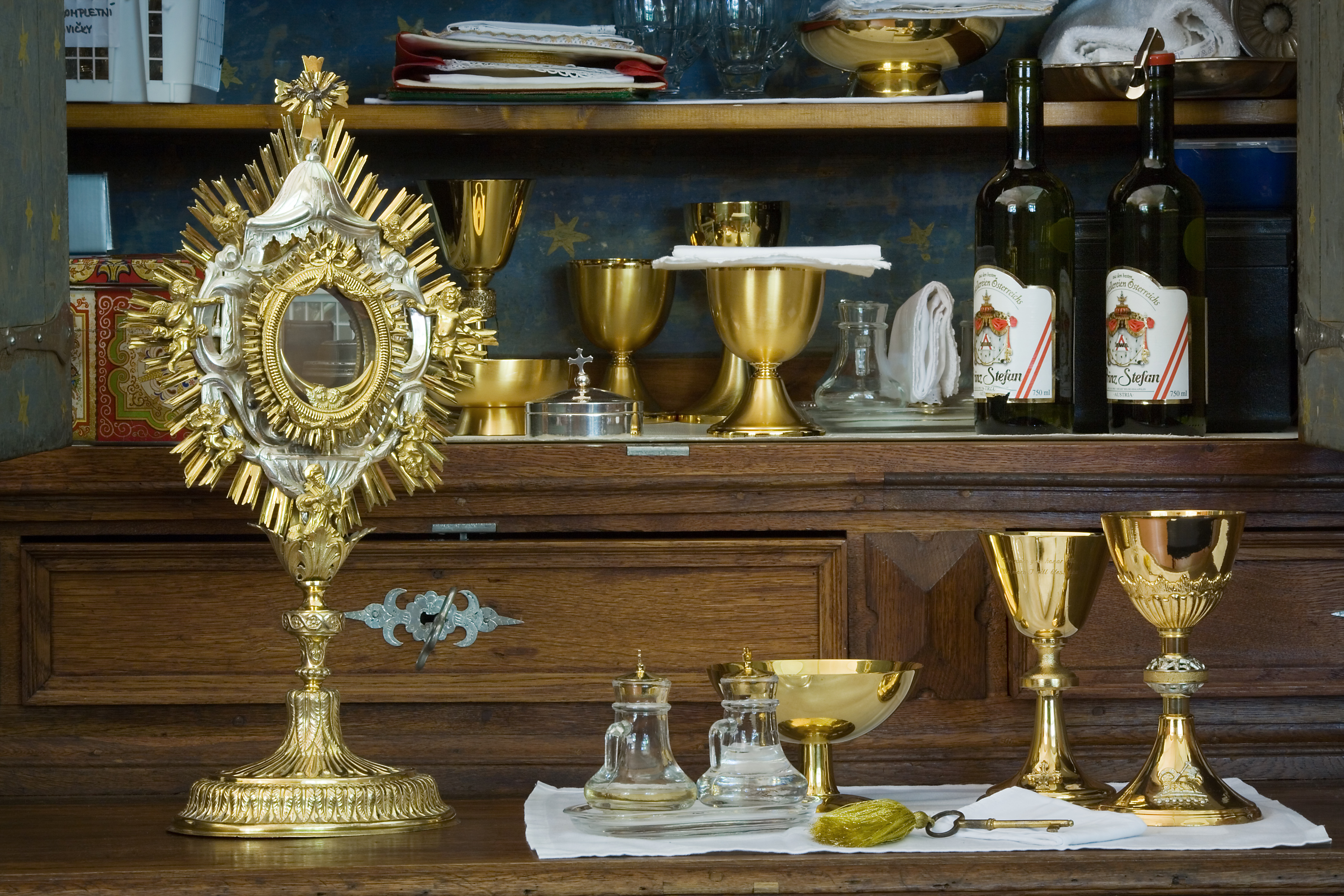 Ostensory or Monstrance and catholic mass paraphernalia - 8055