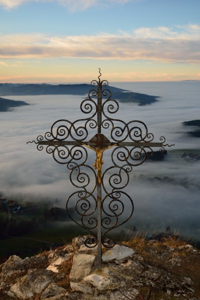 Blassenstein Kreuz mit Nebel 01