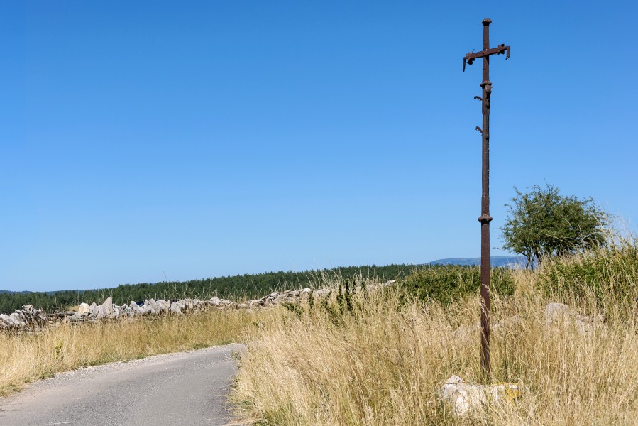 Champerboux croix fer route