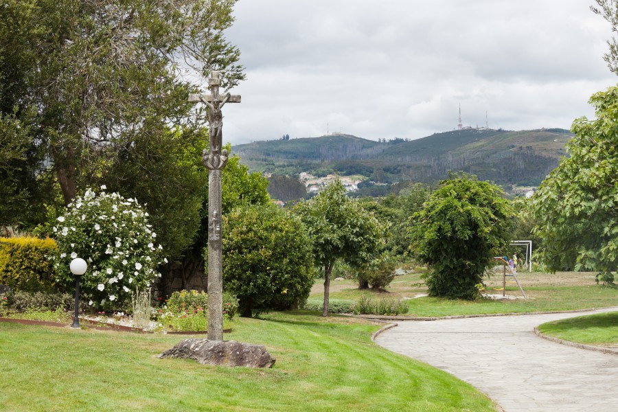 Cruceiro e vista do monte Pedroso – Santiago de Compostela