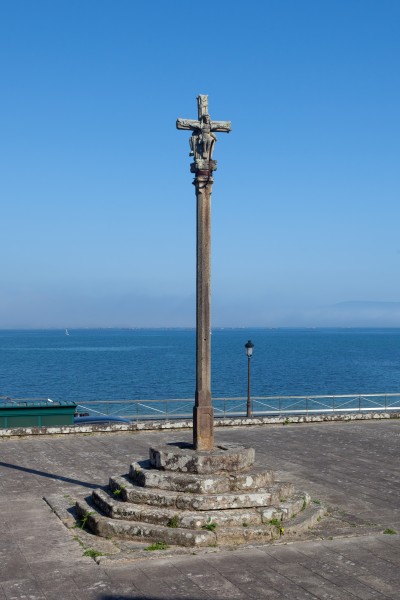 Cruceiro perante o Santuario da Virxe do Camiño. Muros. Galiza. 2015
