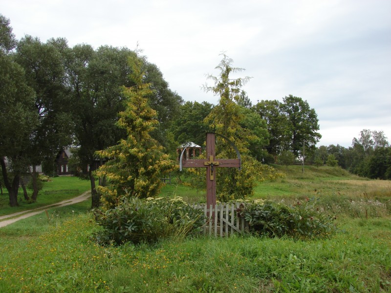 Krucifikss pie Sarkaņu Jaunavas Marijas Bezvainīgās Ieņemšanas Romas katoļu baznīcas, Sarkaņi, Lendžu pagasts, Rēzeknes novads, Latvia - panoramio