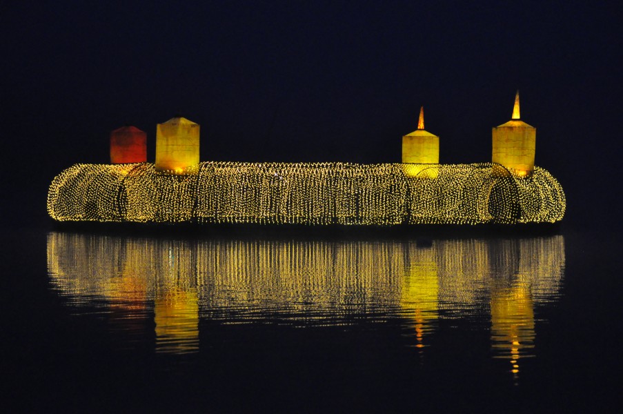 Velden floating advent wreath on the surface of Lake Woerth 11122009 22