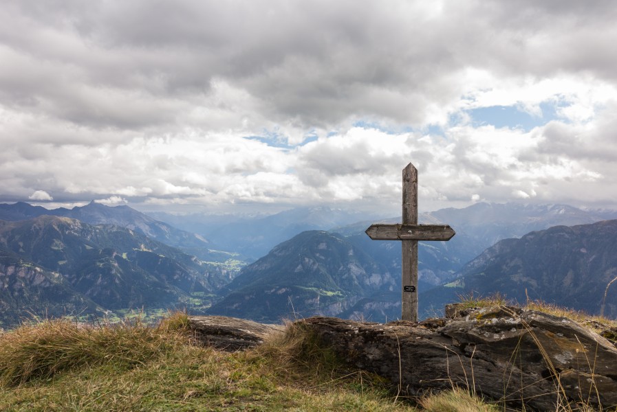 Wooden cross on the ridge between Tguma and Präzer Höhi (2)