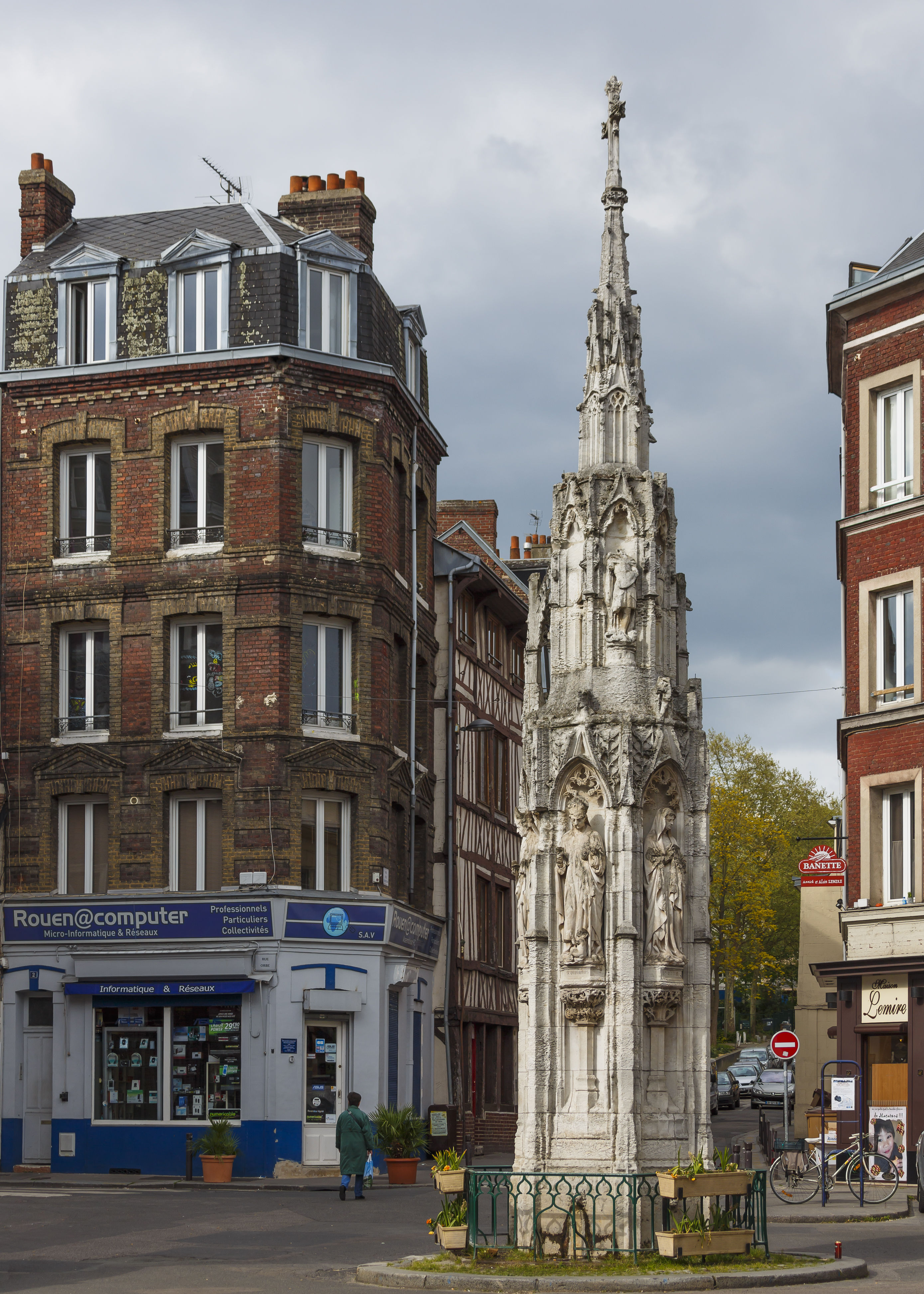 Rouen France-Place-de-la-Croix-de-Pierre-01