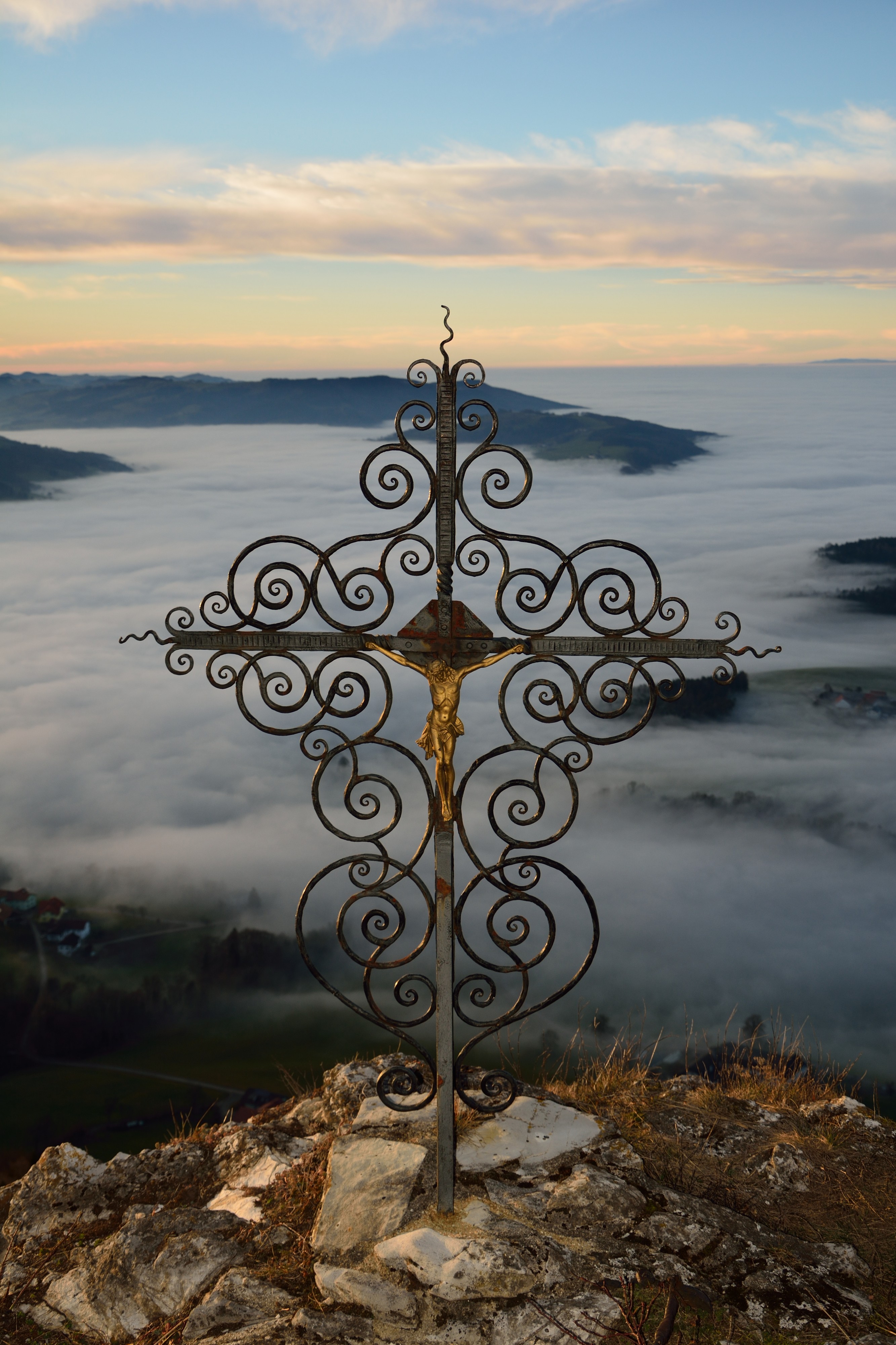 Blassenstein Kreuz mit Nebel 01