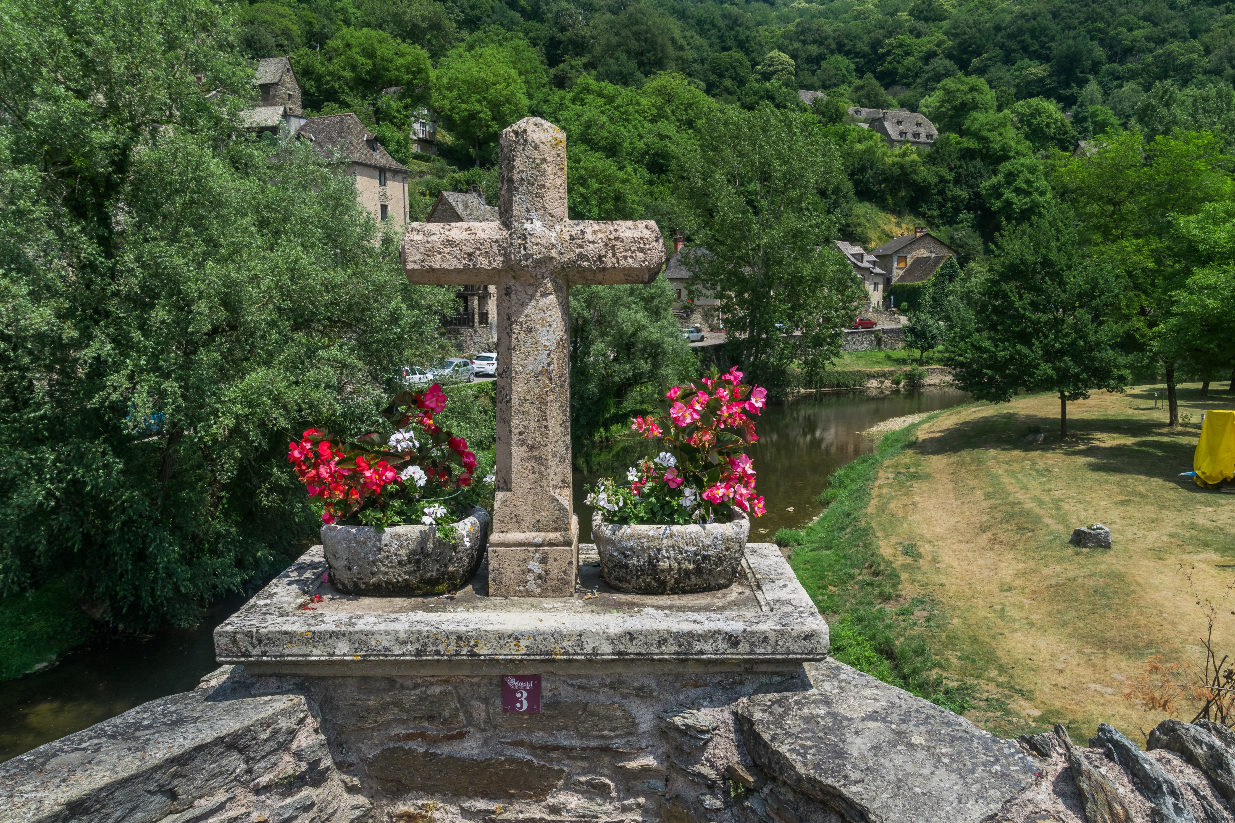 Cross on Vieux Pont in Belcastel