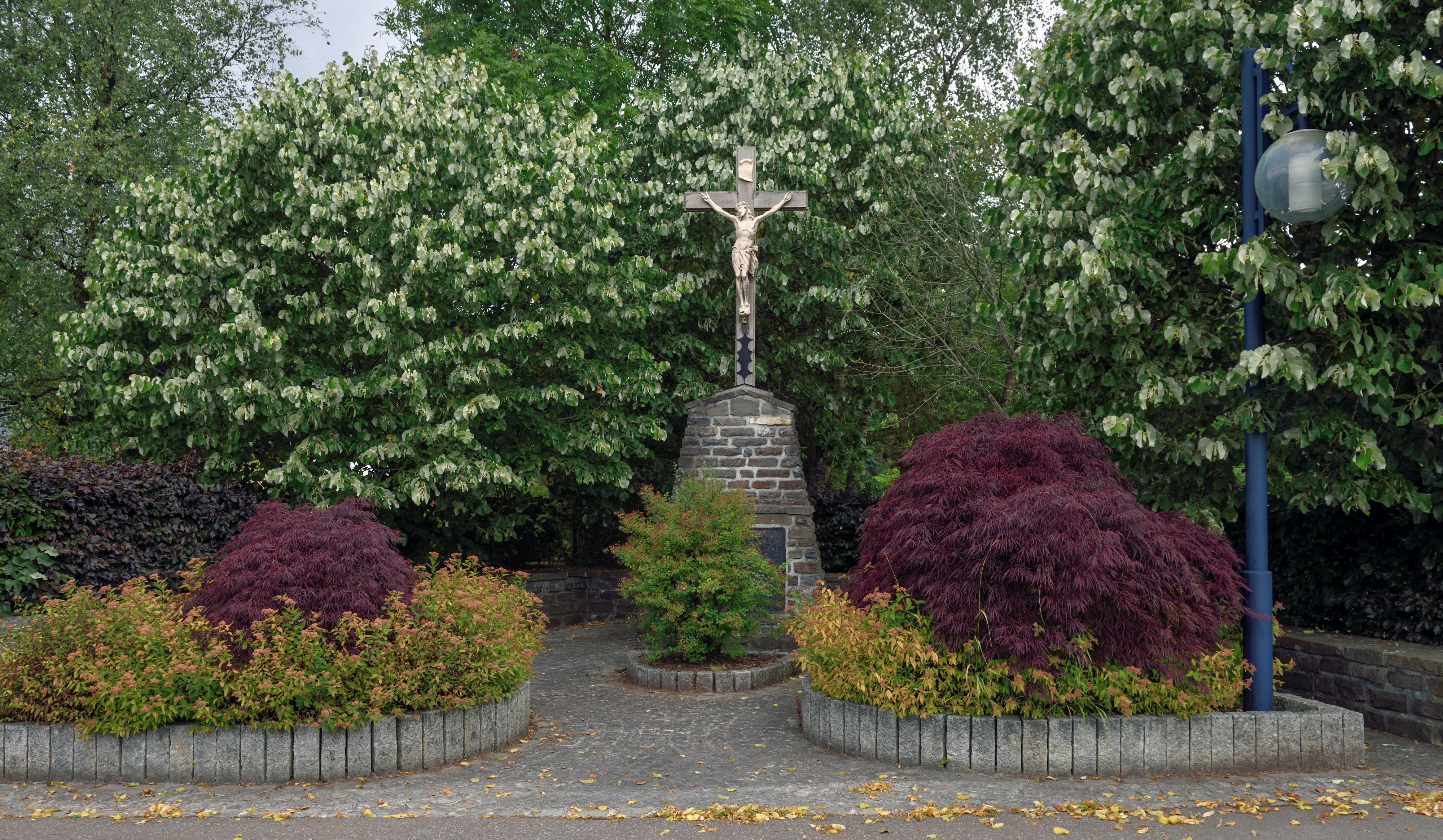 Dahl crucifix
