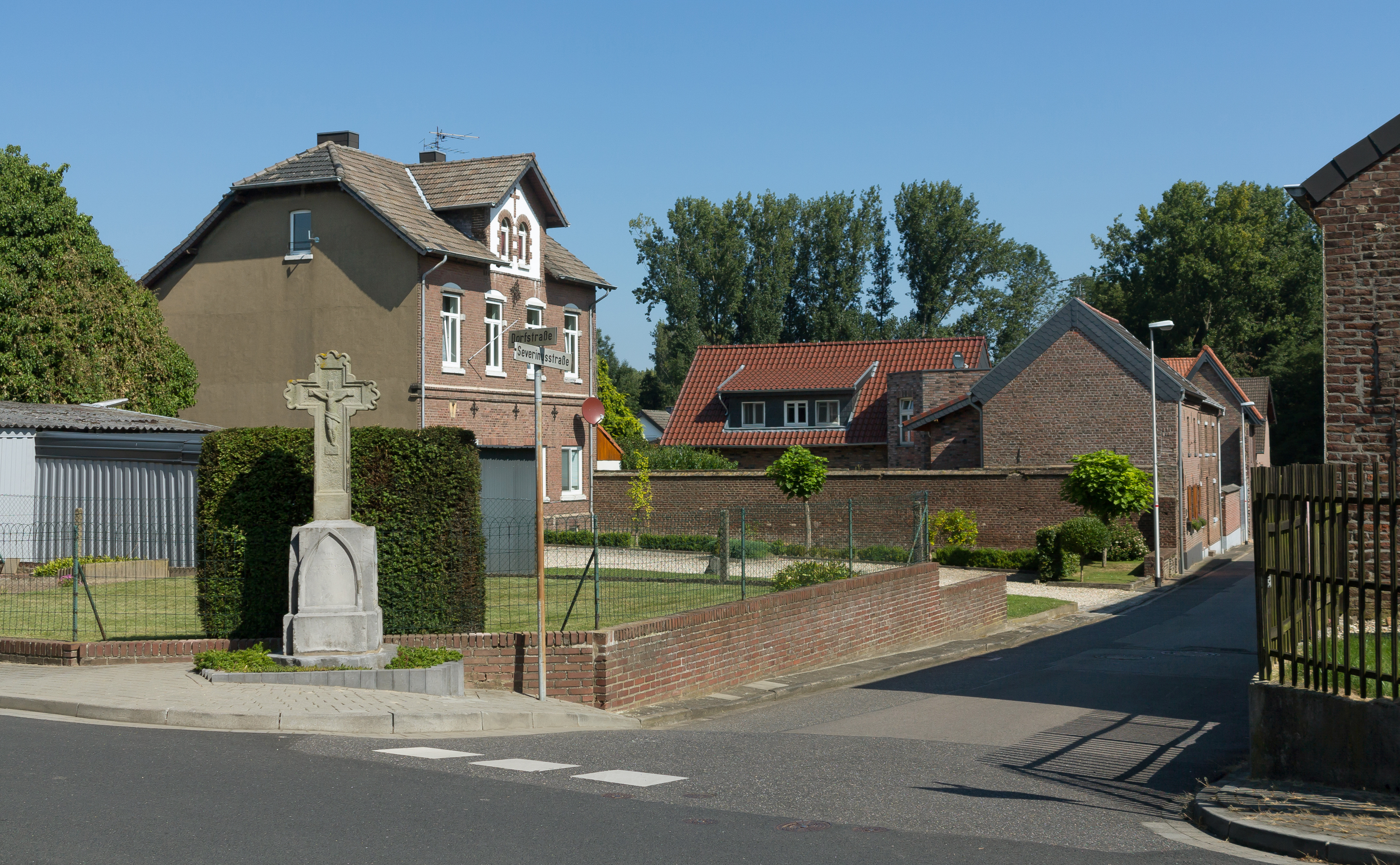 Wehr, sculptuur op de kruising Severinusstrasse-Dorfstrasse foto7 2016-08-31 12.05