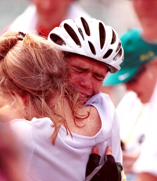 271000 - Cycling road Daniel Polson mum emotional - 3b - 2000 Sydney race photo