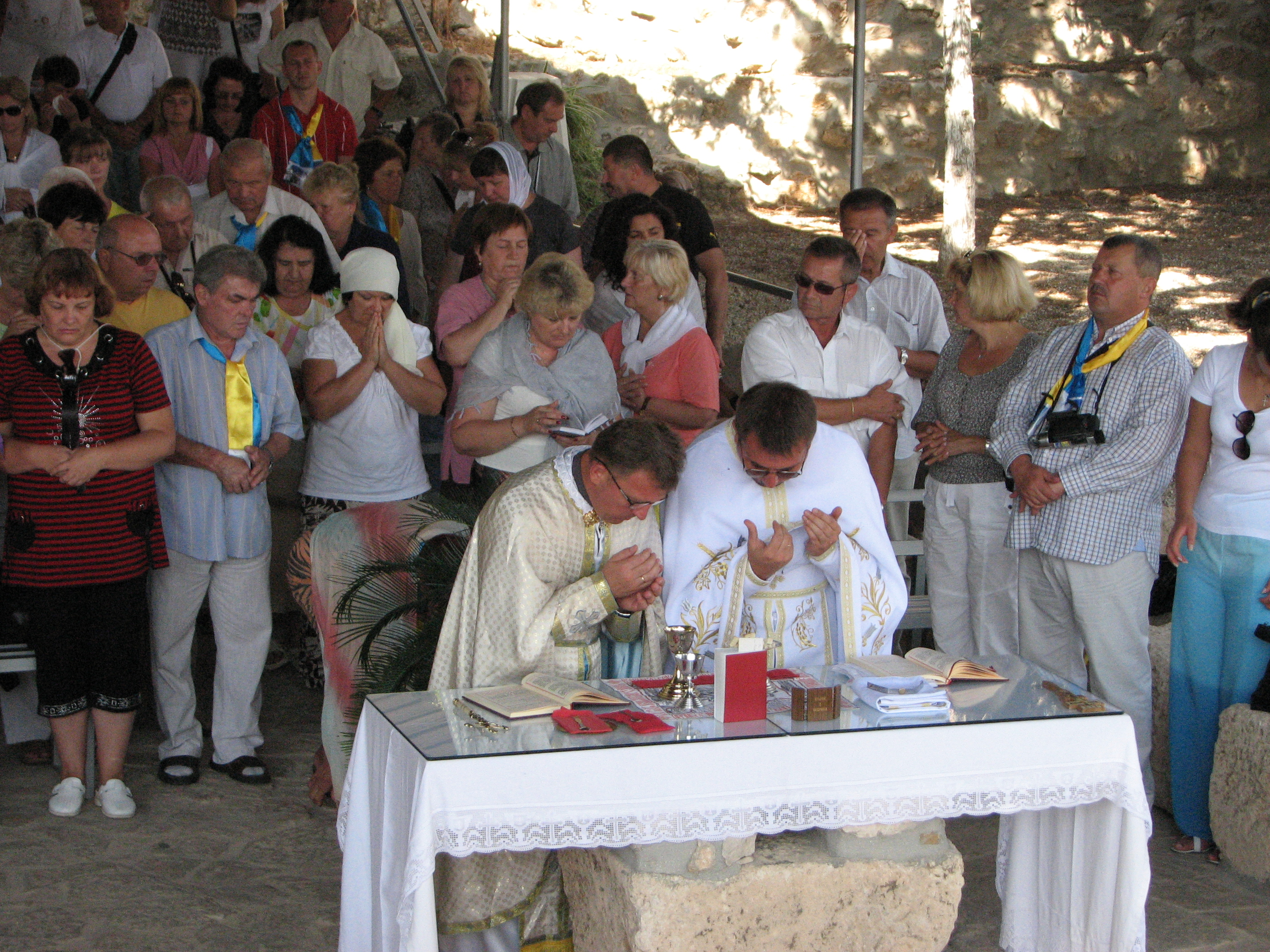 Church service of Catholic pilgrims in Bethlehem, Palestinian Territories, picture 3