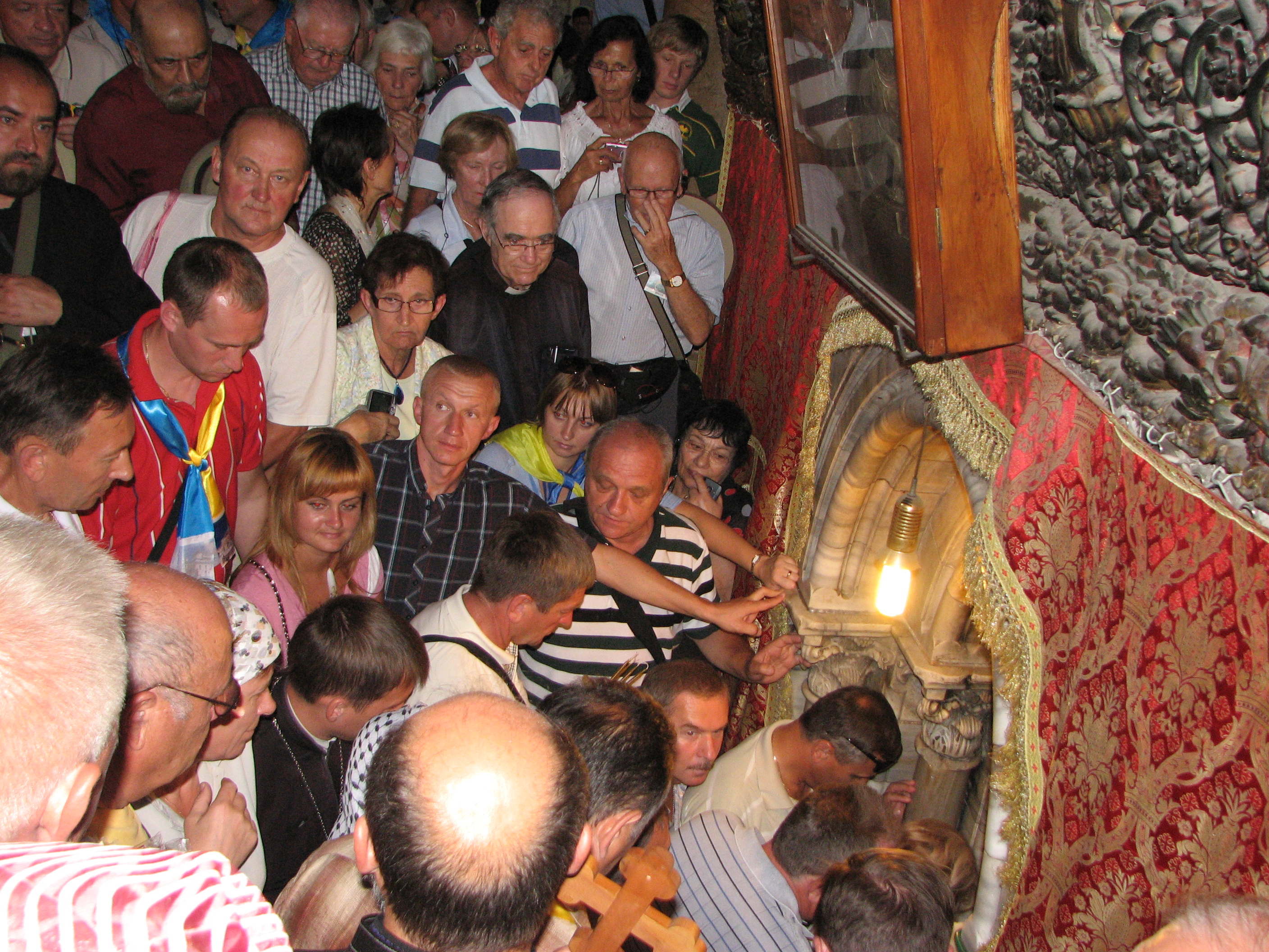 Pilgrims in the Church of Nativity, Bethlehem, Palestinian Territories, picture 3.