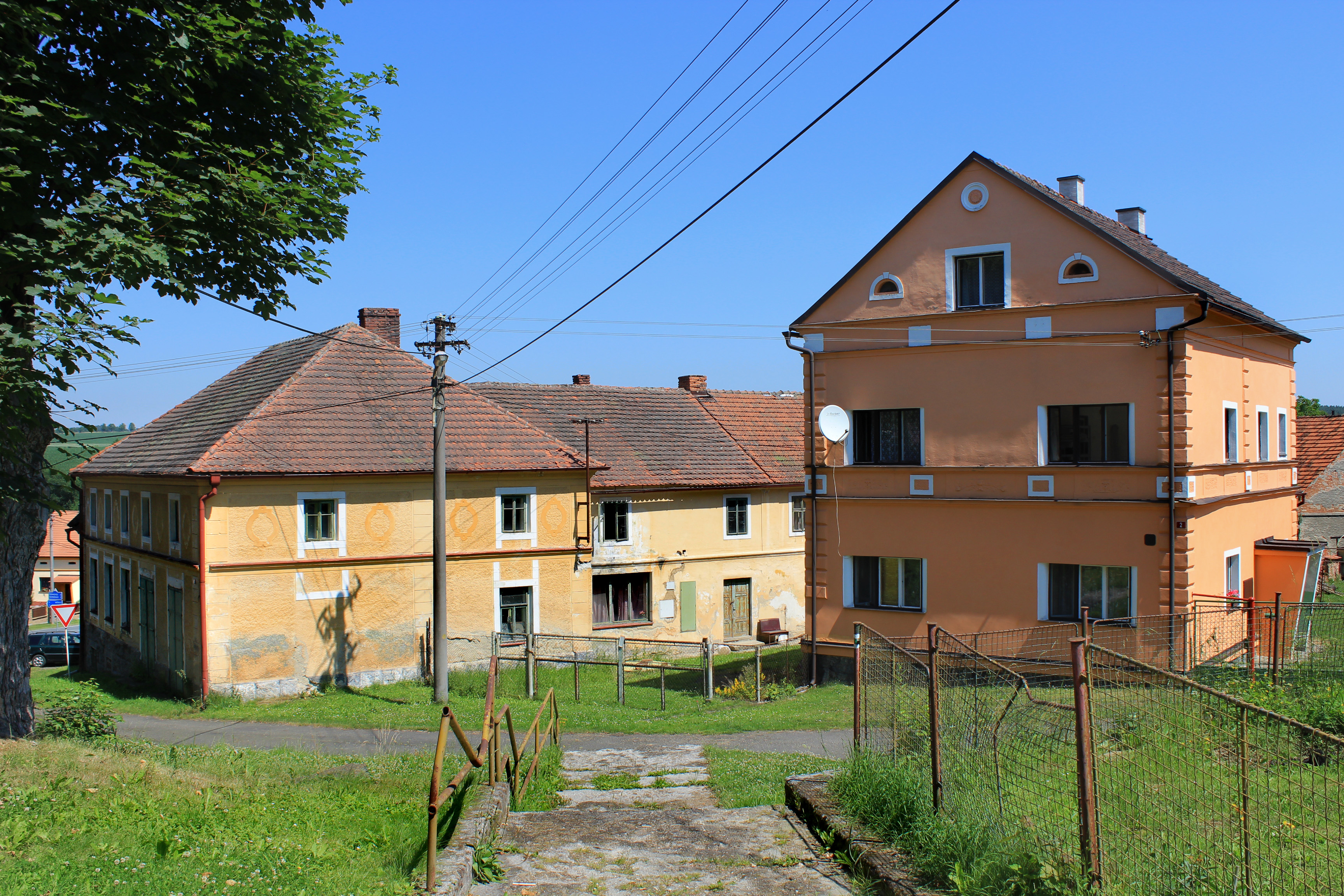 Bukovec, houses by church