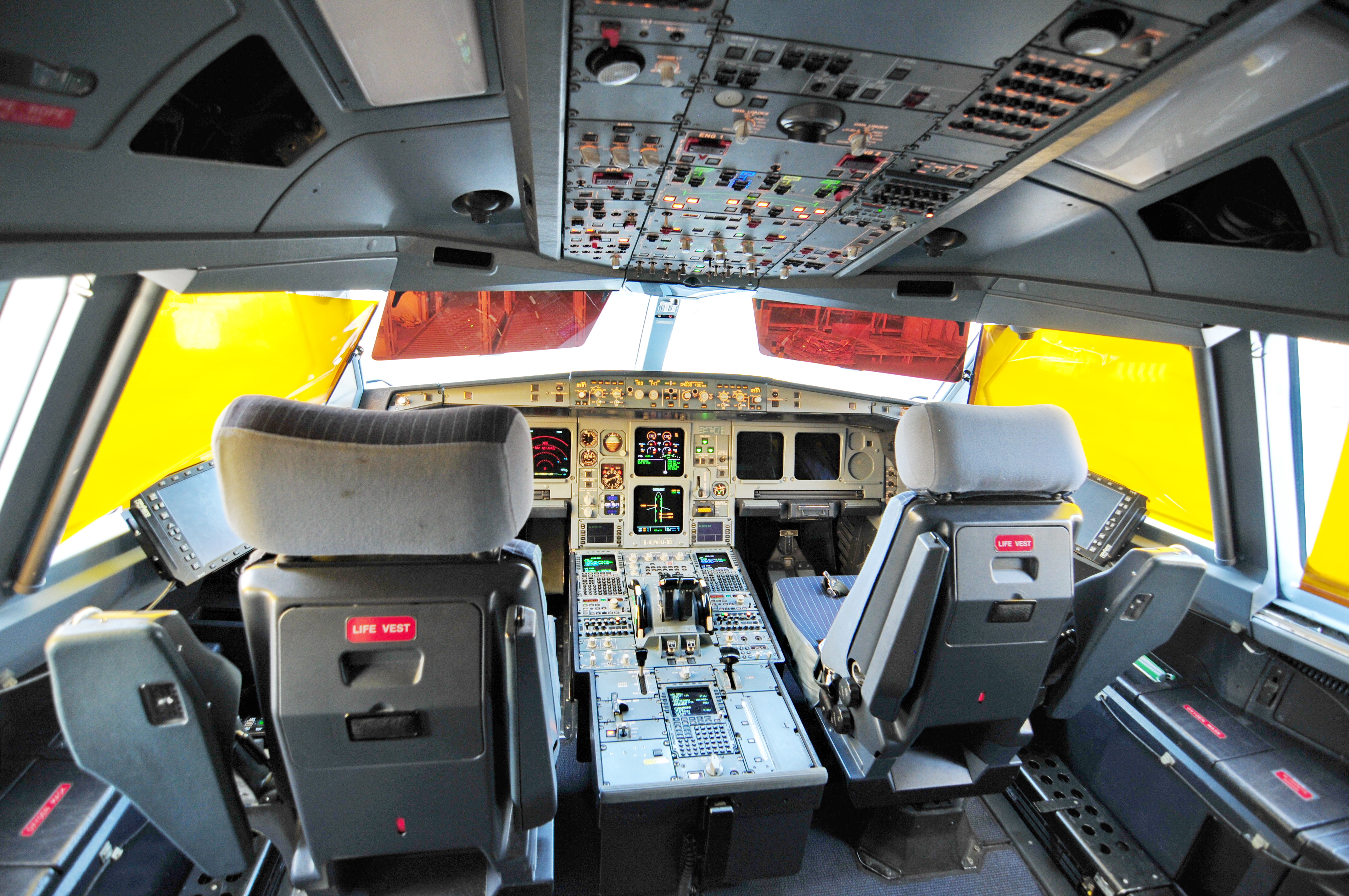 13-08-06-Cockpit-d-alpa-a330-200