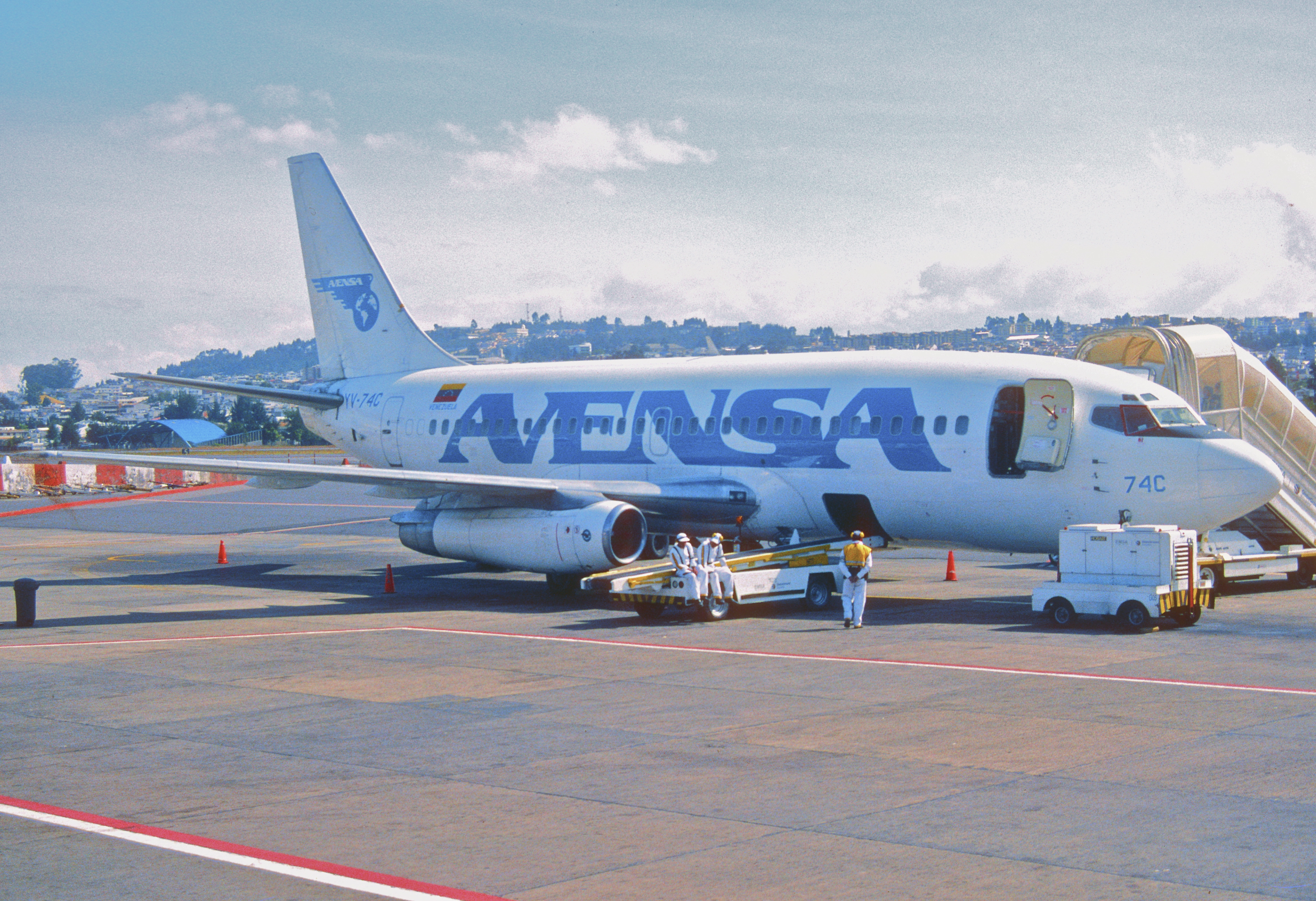 165ac - AVENSA Boeing 737-229, YV-74C@UIO,25.02.2002 - Flickr - Aero Icarus