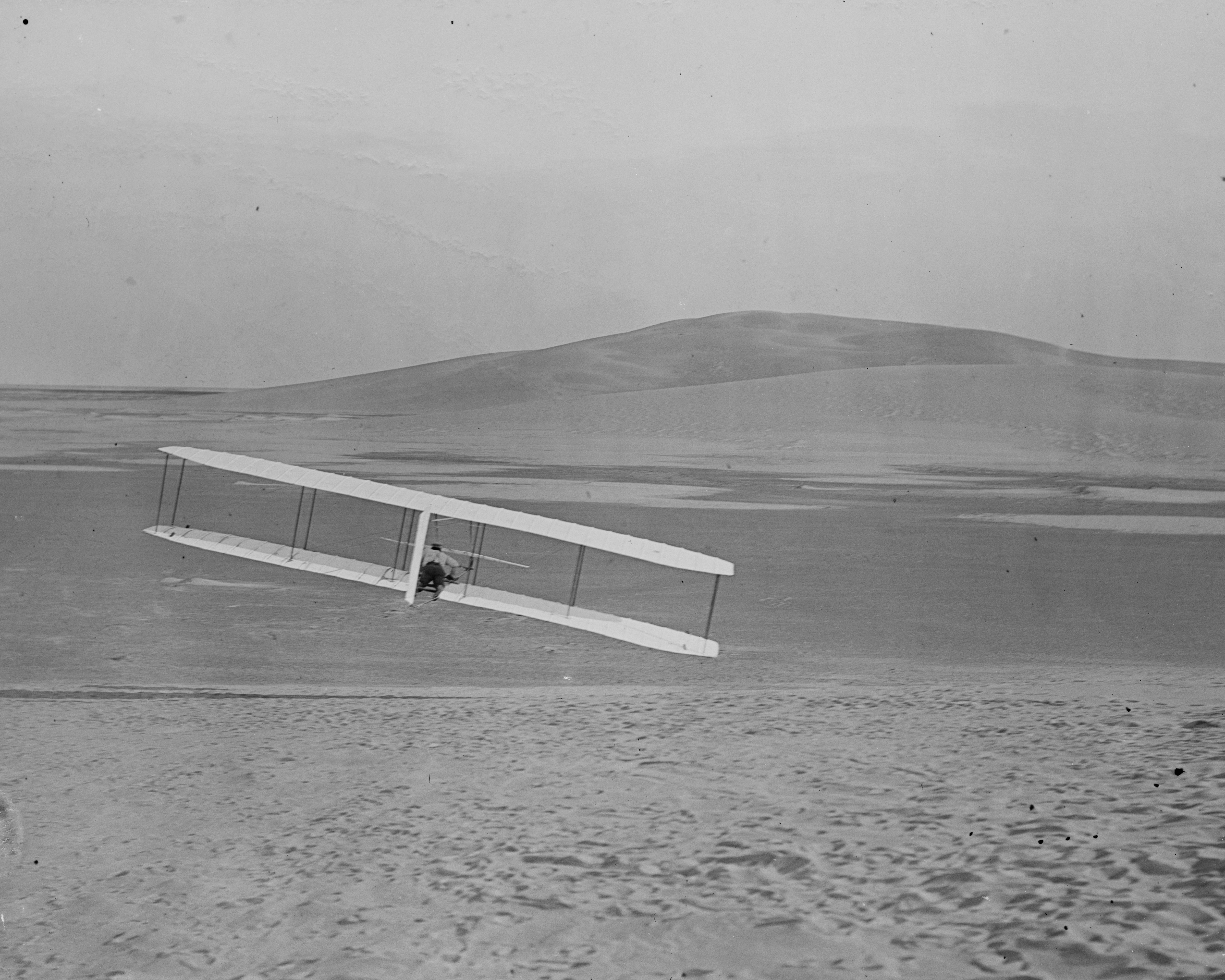 1902 Wright glider in right turn (cropped)