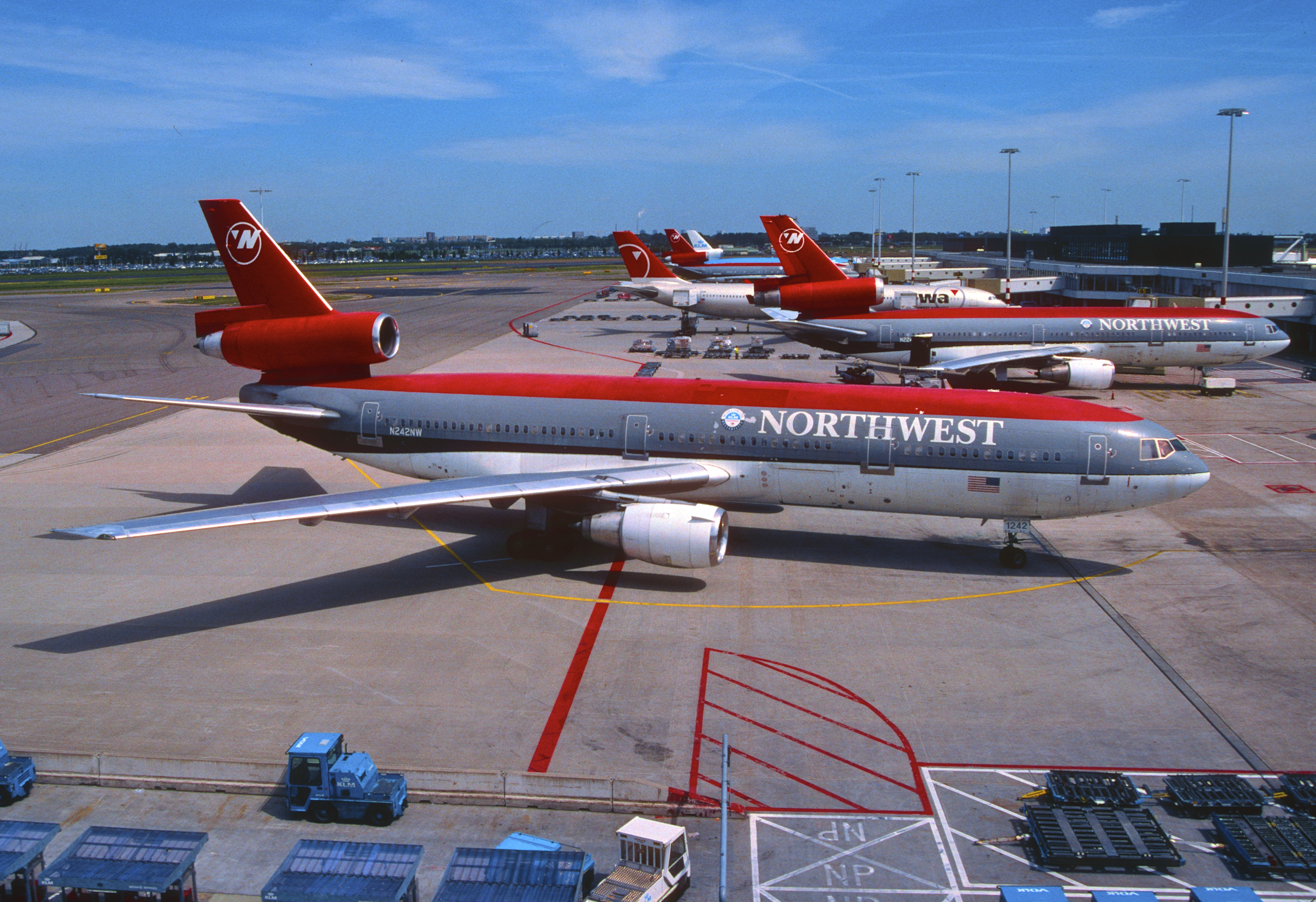 357cw - Northwest Airlines DC-10-30; N242NW@AMS;29.05.2005 (8102680417)