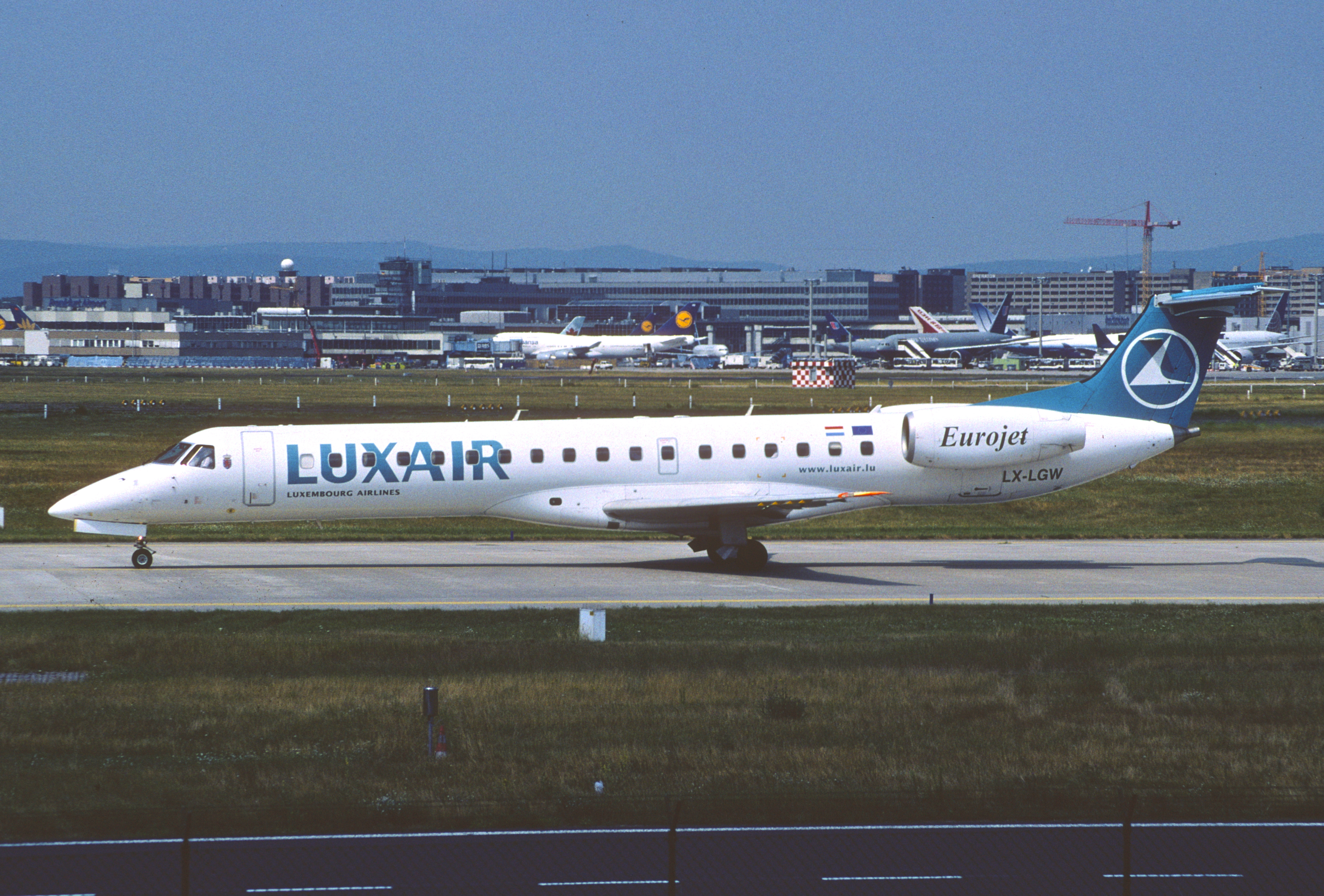 418af - Luxair Embraer ERJ145LU; LX-LGW@FRA;25.07.2006 (8354078290)