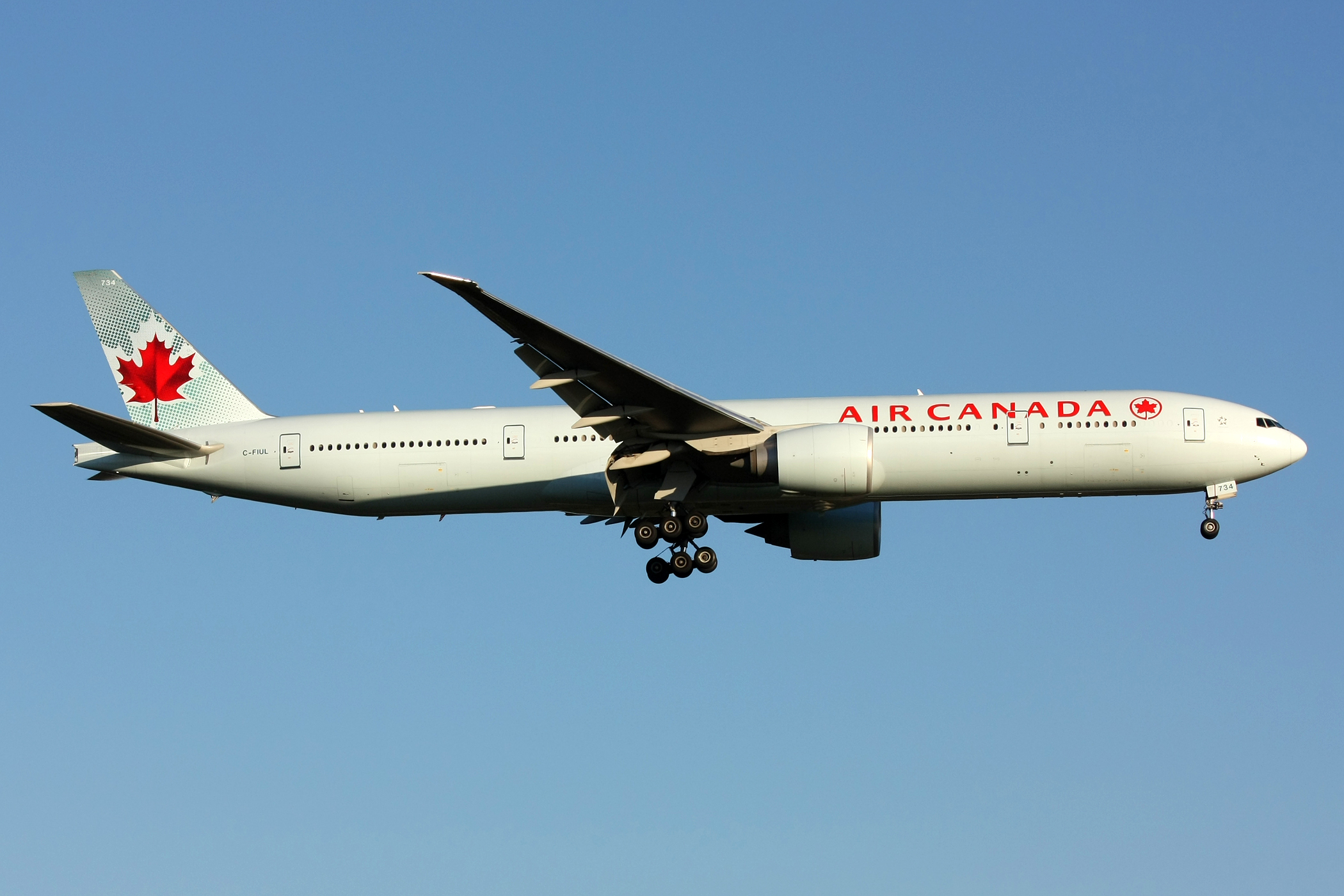 Air Canada Boeing 777-300 C-FIUL