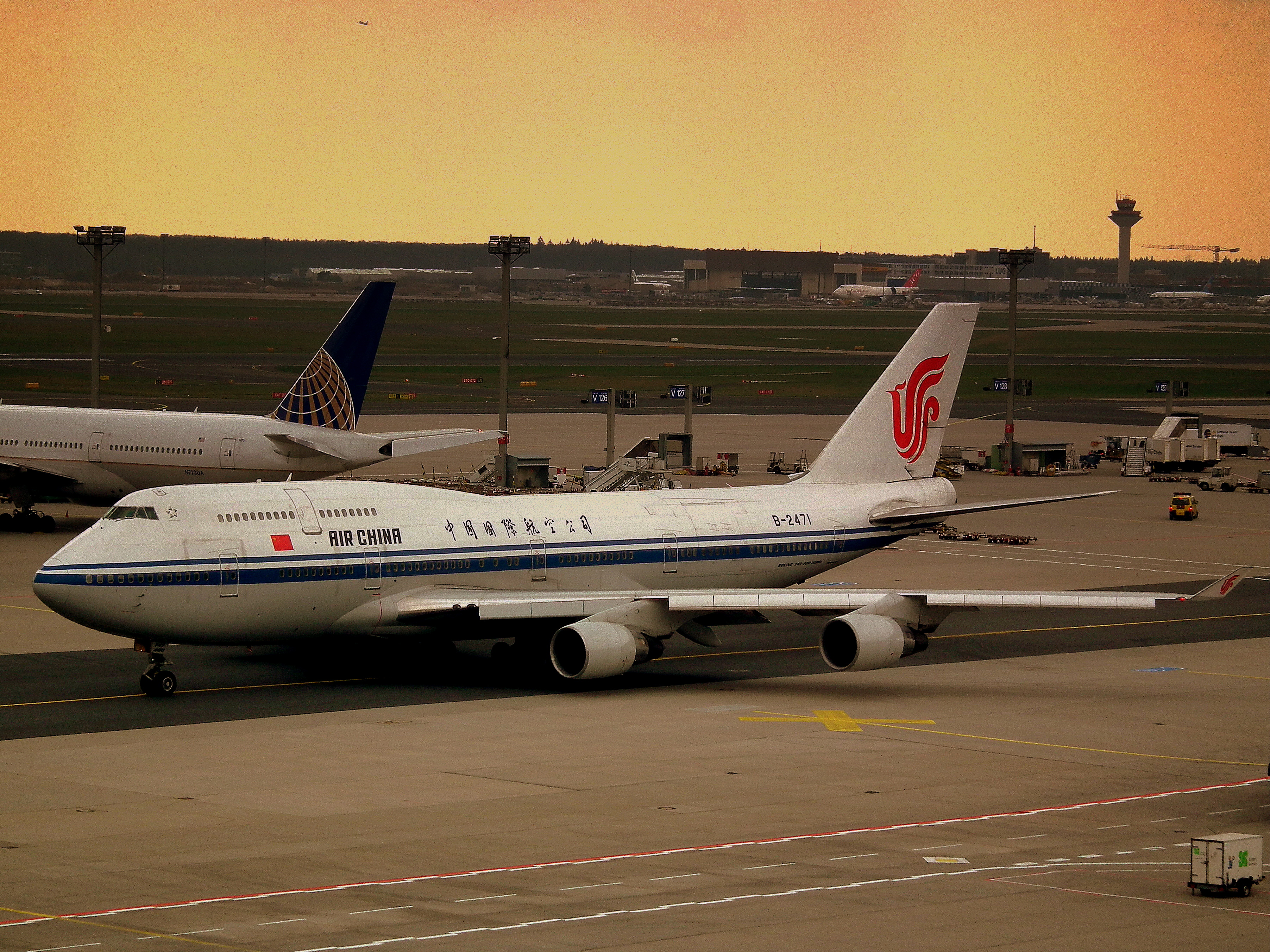 AIR CHINA BOEING 747-400 FRANKFURT MAIN FLUGHAFEN GERMANY APRIL 2012 (7091675231)