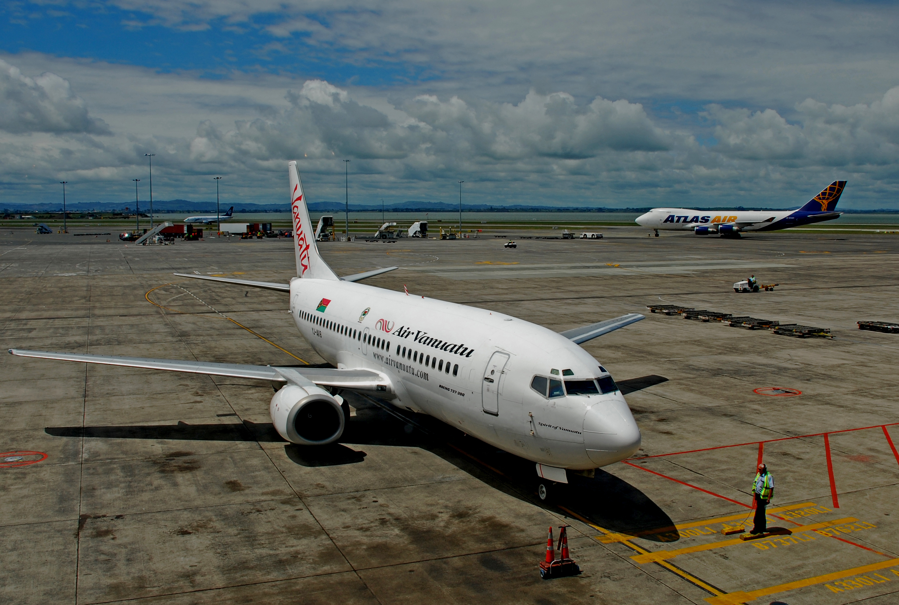 Air Vanuatu Boeing 737-300 YJ-AV18 at Auckland Airport 2006