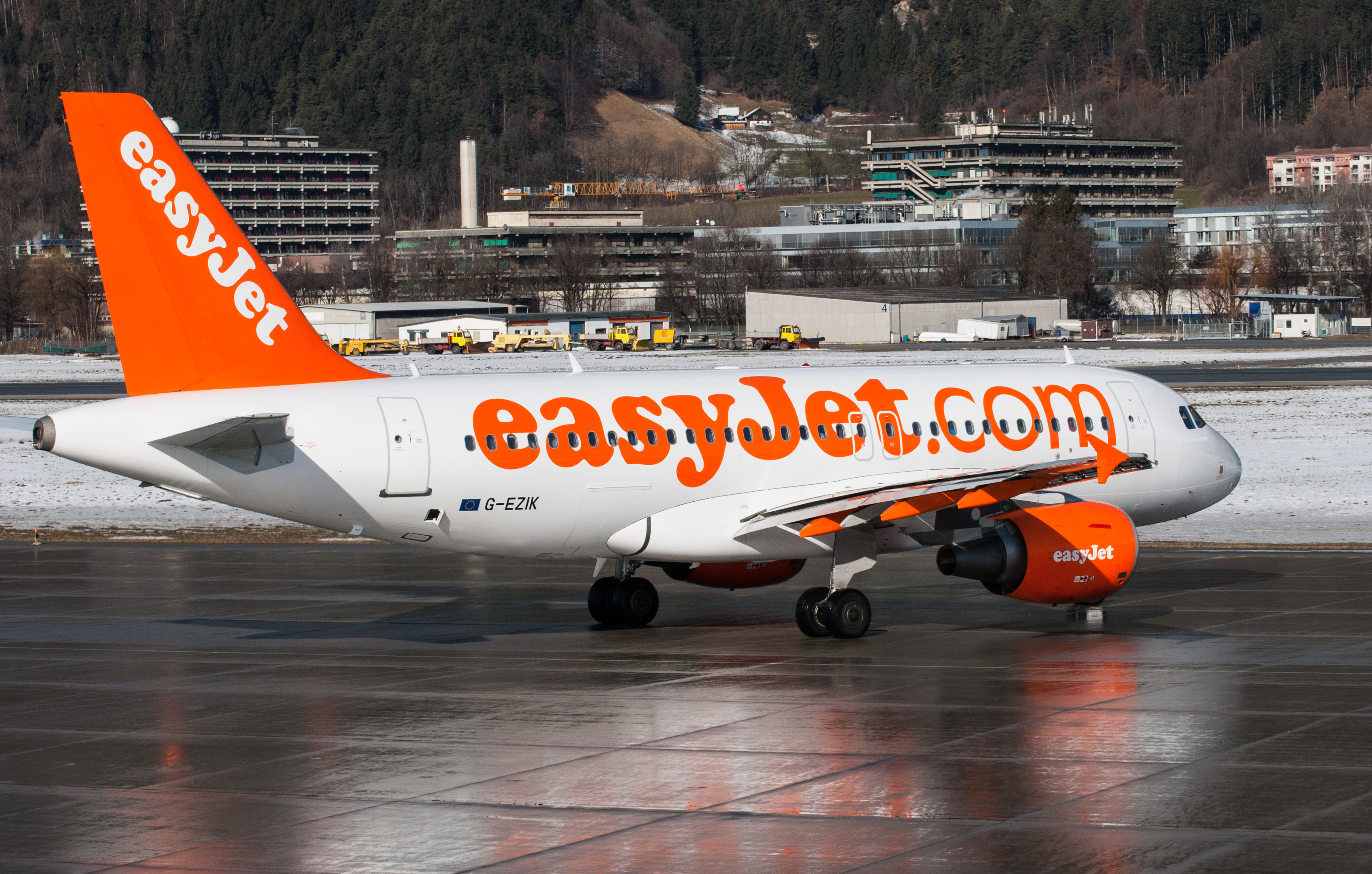 Airbus A319 G-EZIK at Innsbruck