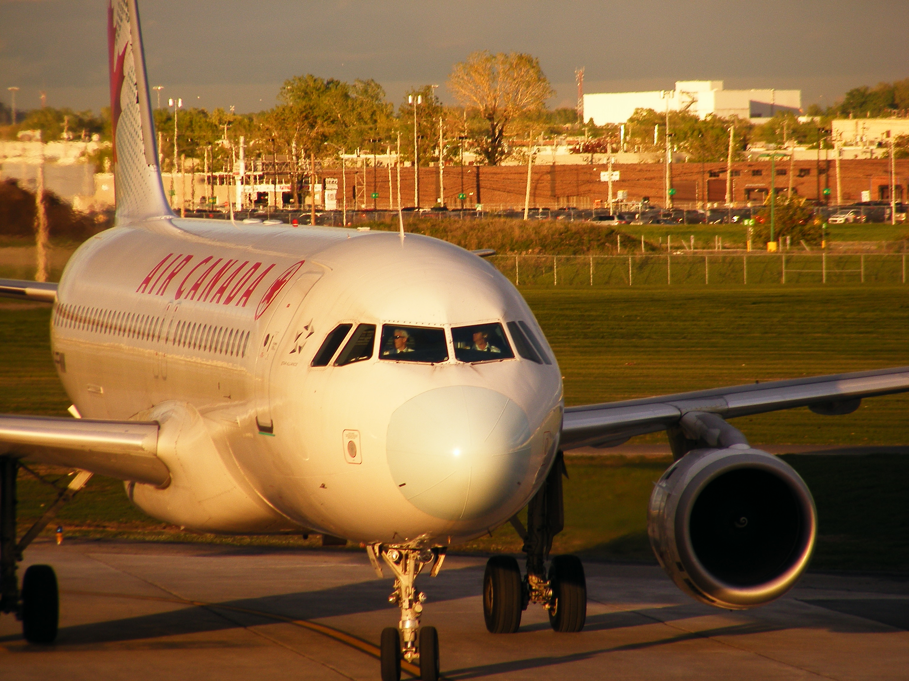 Airbus A320-211 @ YUL (2517007373)