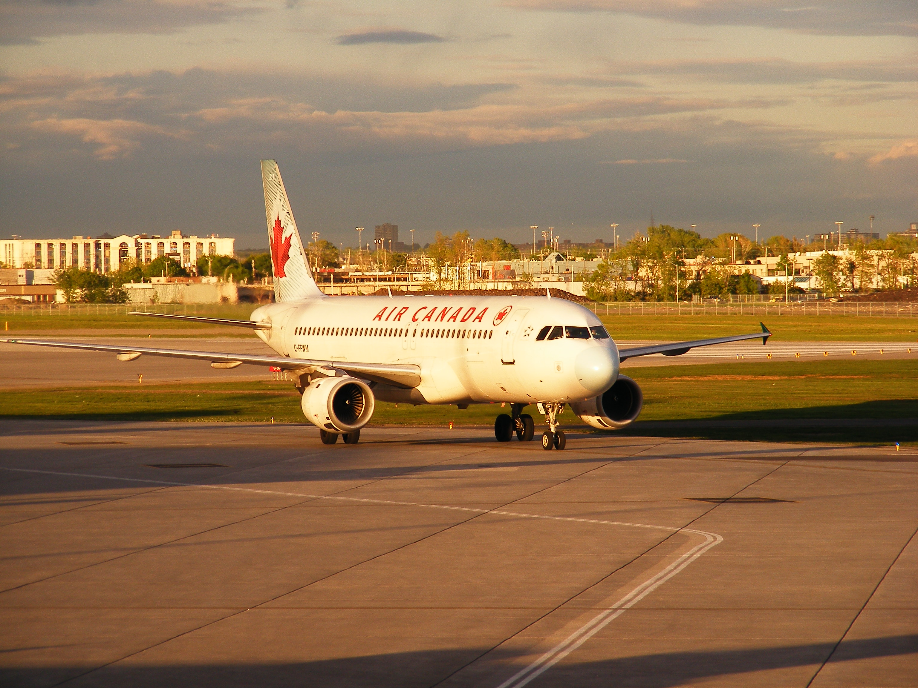 Airbus A320-211 @ YUL (2517825360)