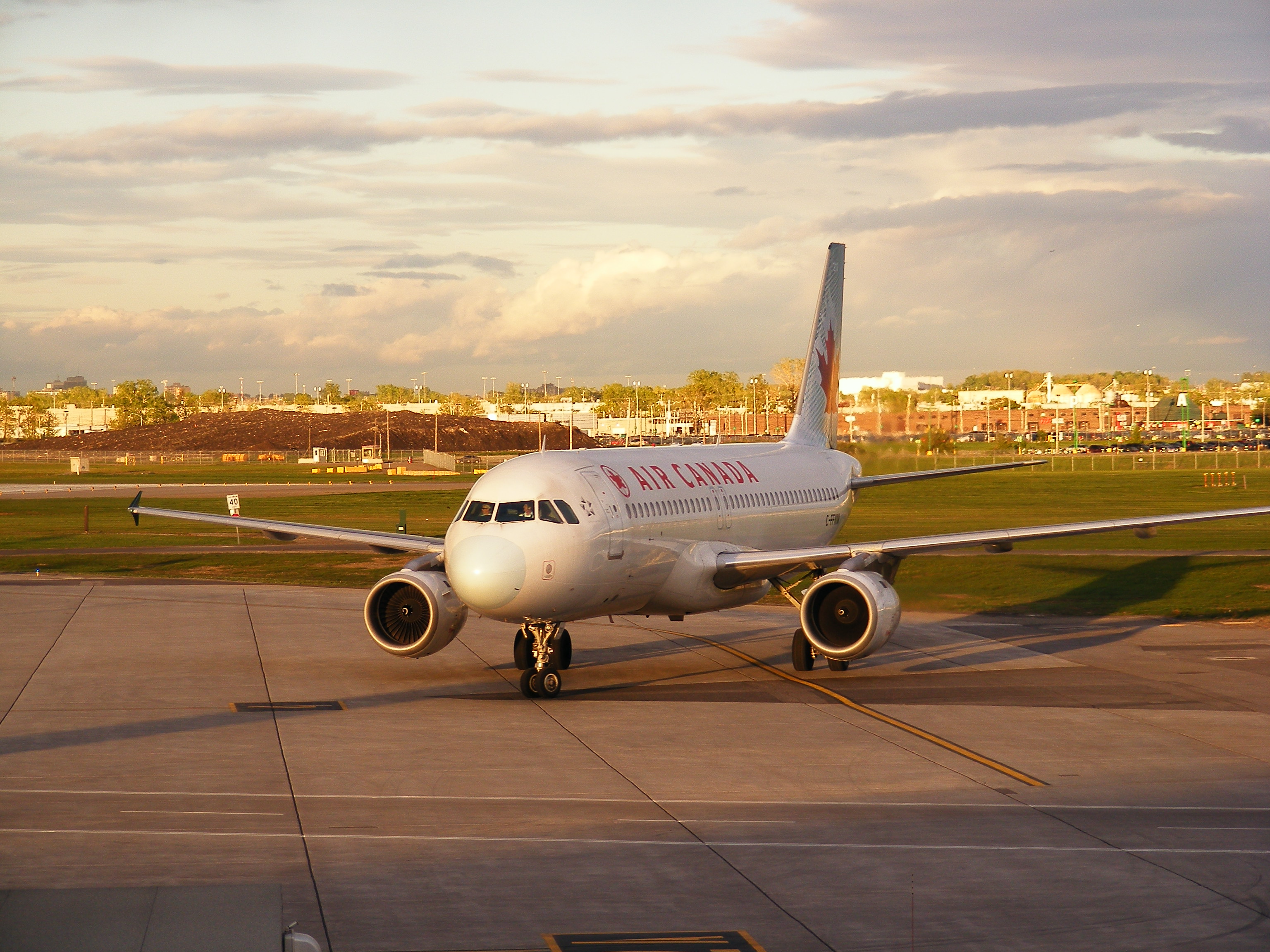Airbus A320-211 @ YUL (2517827136)