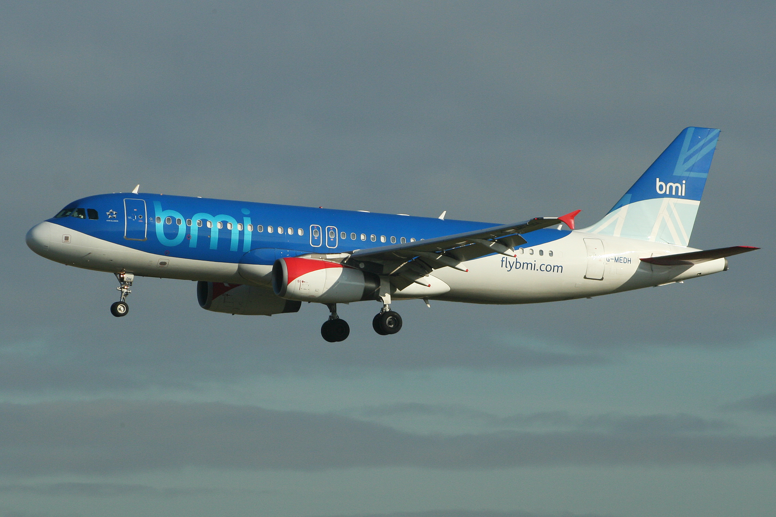 Airbus A320-232 G-MEDH bmi (6842061732)