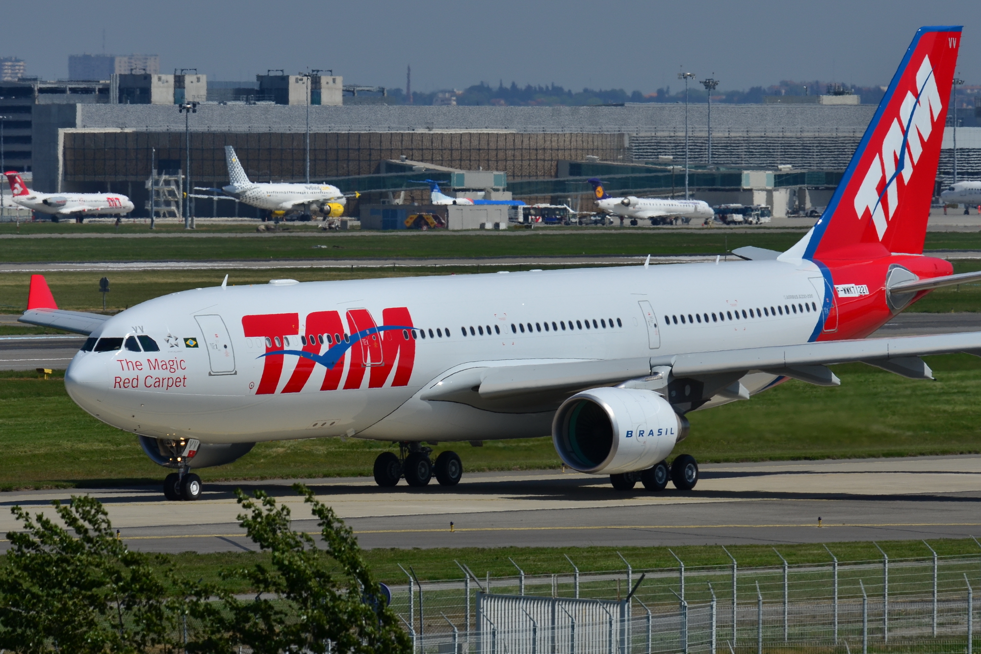 Airbus A330-200 TAM Linhas Aéreas (TAM) F-WWKT - MSN 1221 - Will be PT-MVV (5647030611)