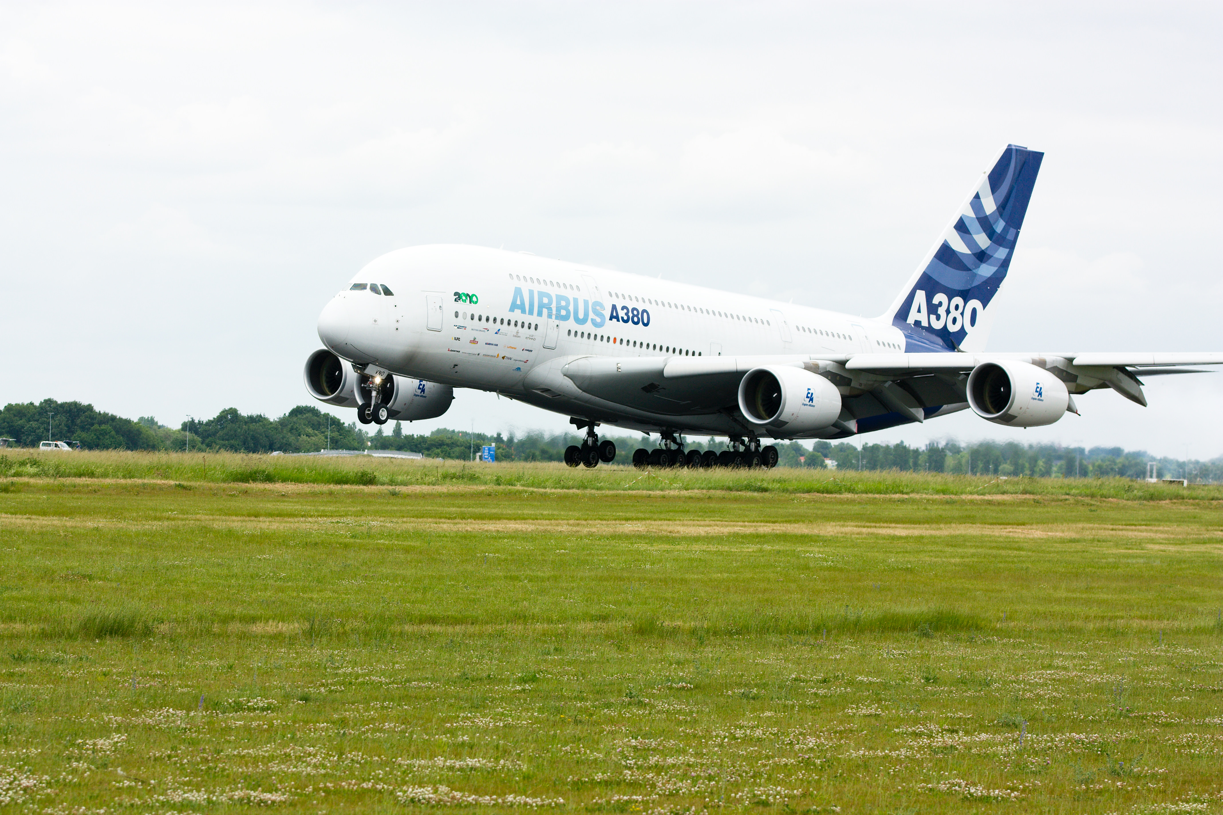 Airbus A380 F-WWDD at ILA 2010 12