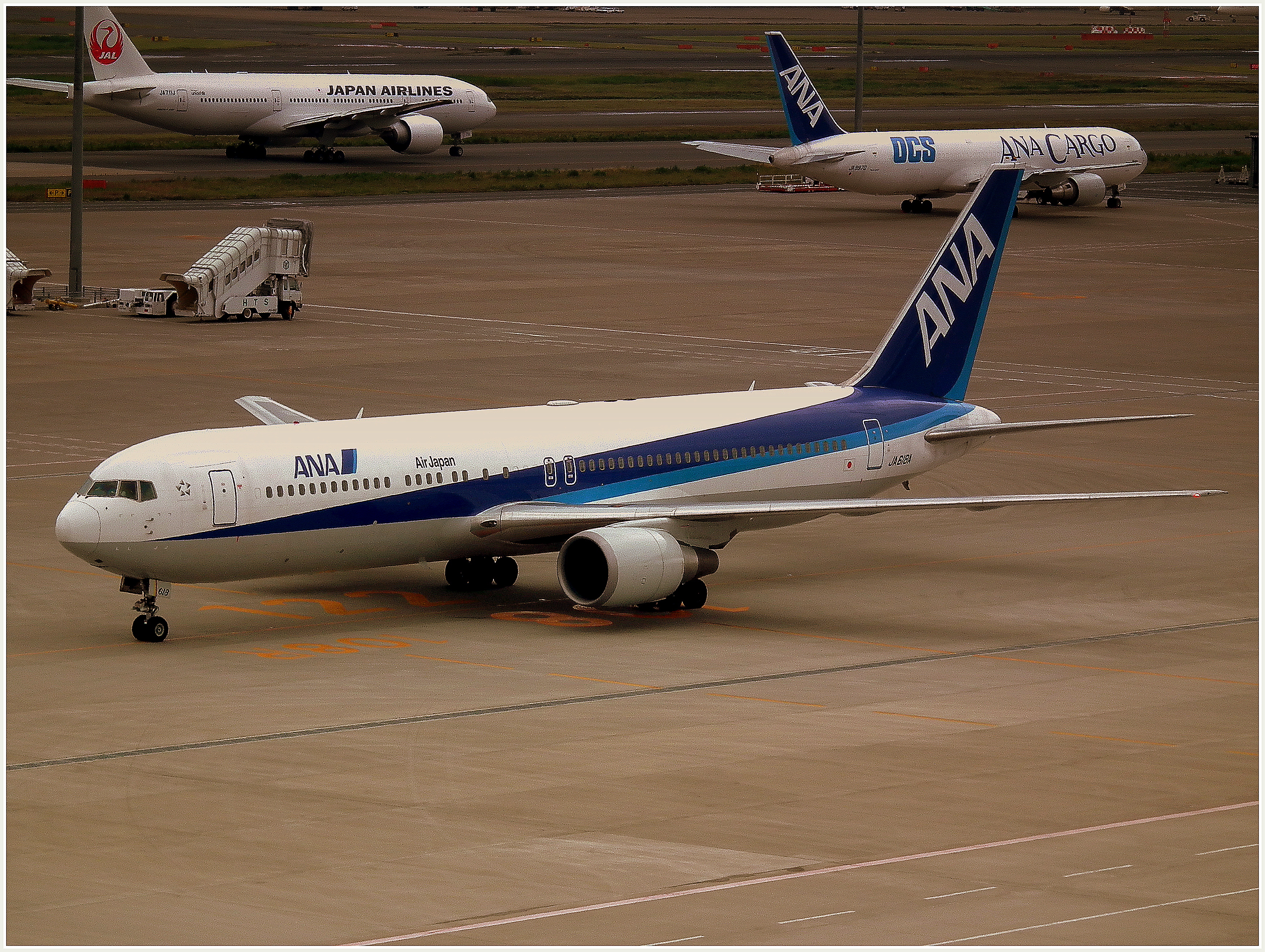 ALL NIPPON AIRWAYS BOEING 767-300 TOKYO HANEDA AIRPORT JAPAN JUNE 2012 (7519243278)