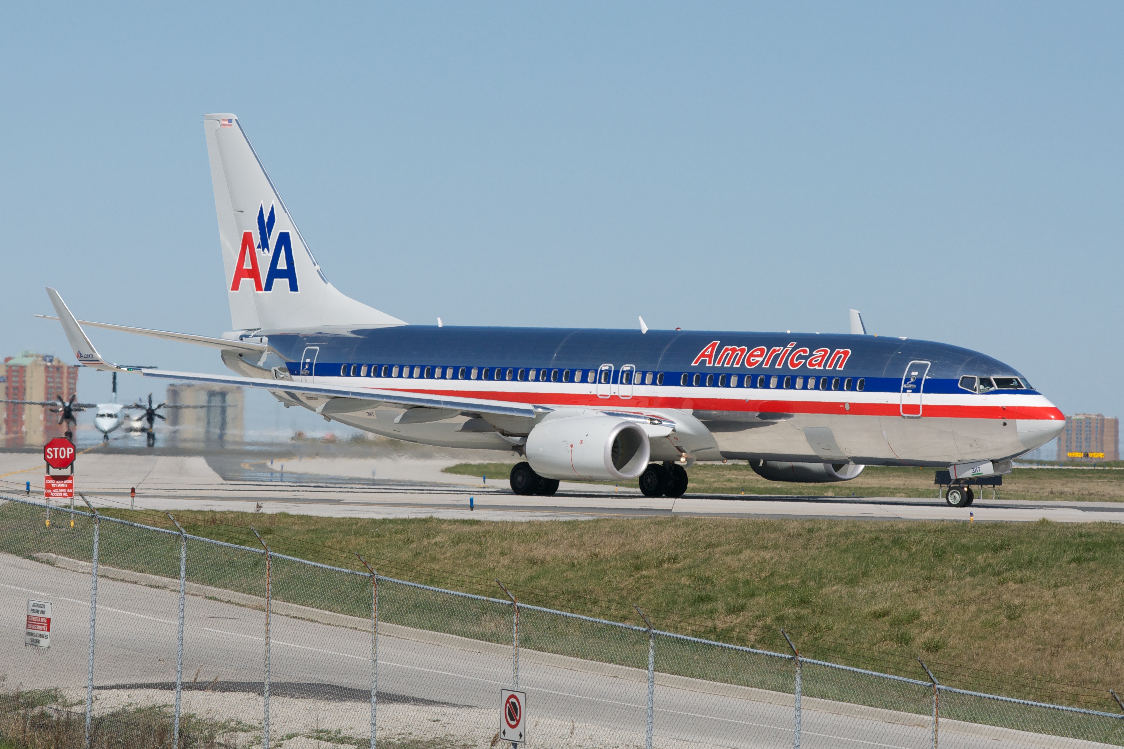 American Airlines Boeing 737-800 (W) (7055256265)