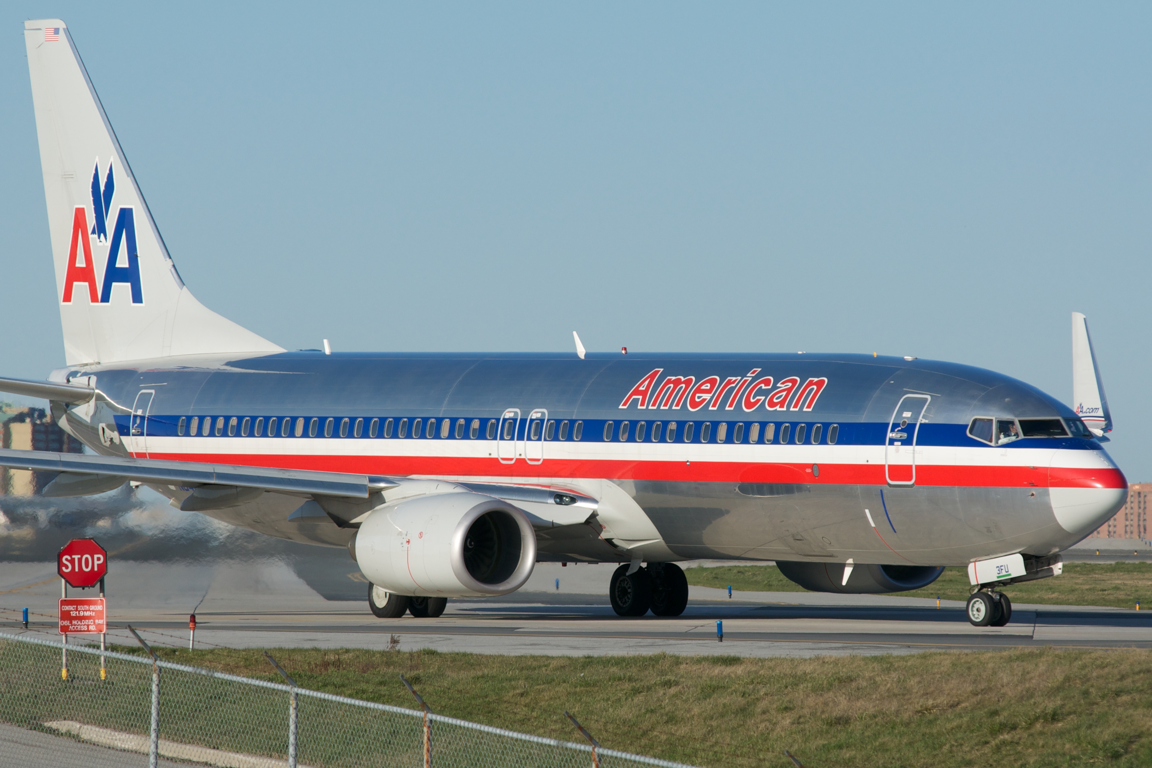 American Airlines Boeing 737-800(W) (7055263311) (2)