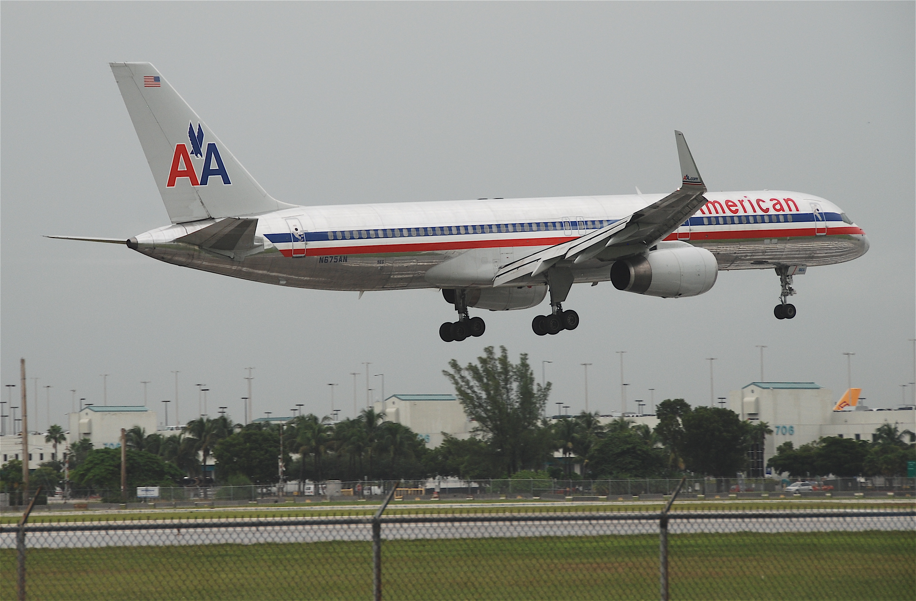 American Airlines Boeing 757-223; N675AN@MIA;17.10.2011 626bz (6446701707)