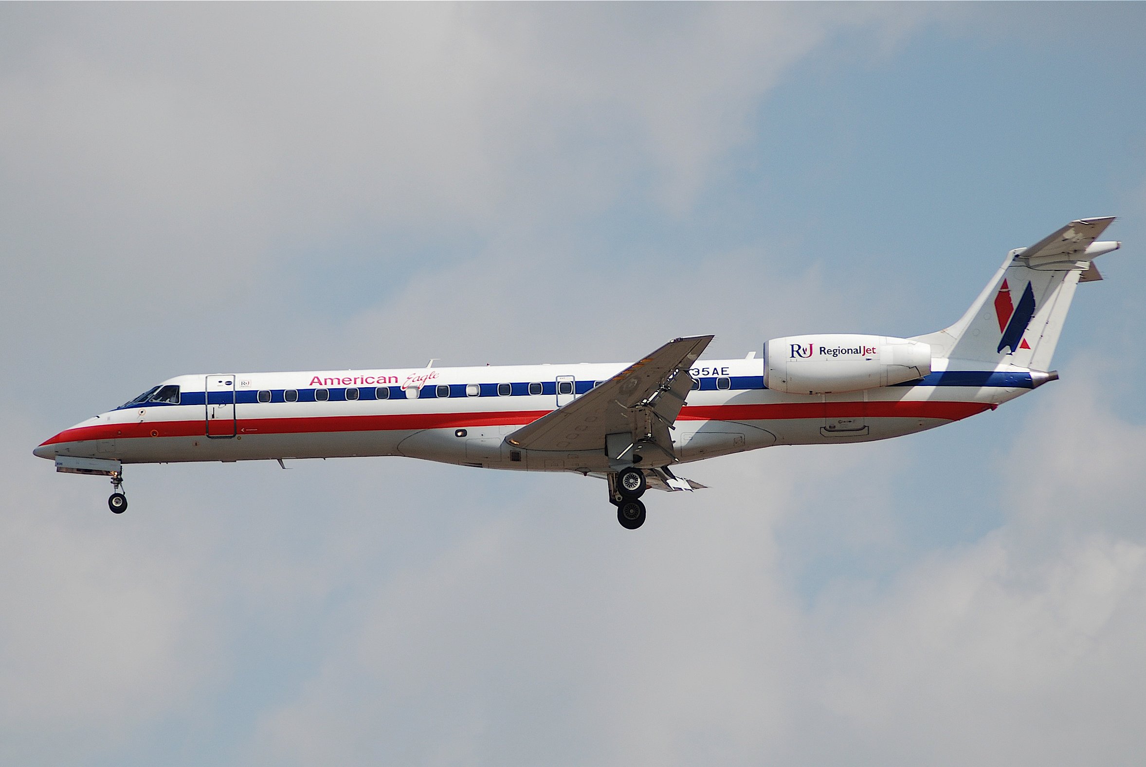 American Eagle Embraer ERJ-140; N841AE@LAX;21.04.2007 466gf (4288437975)