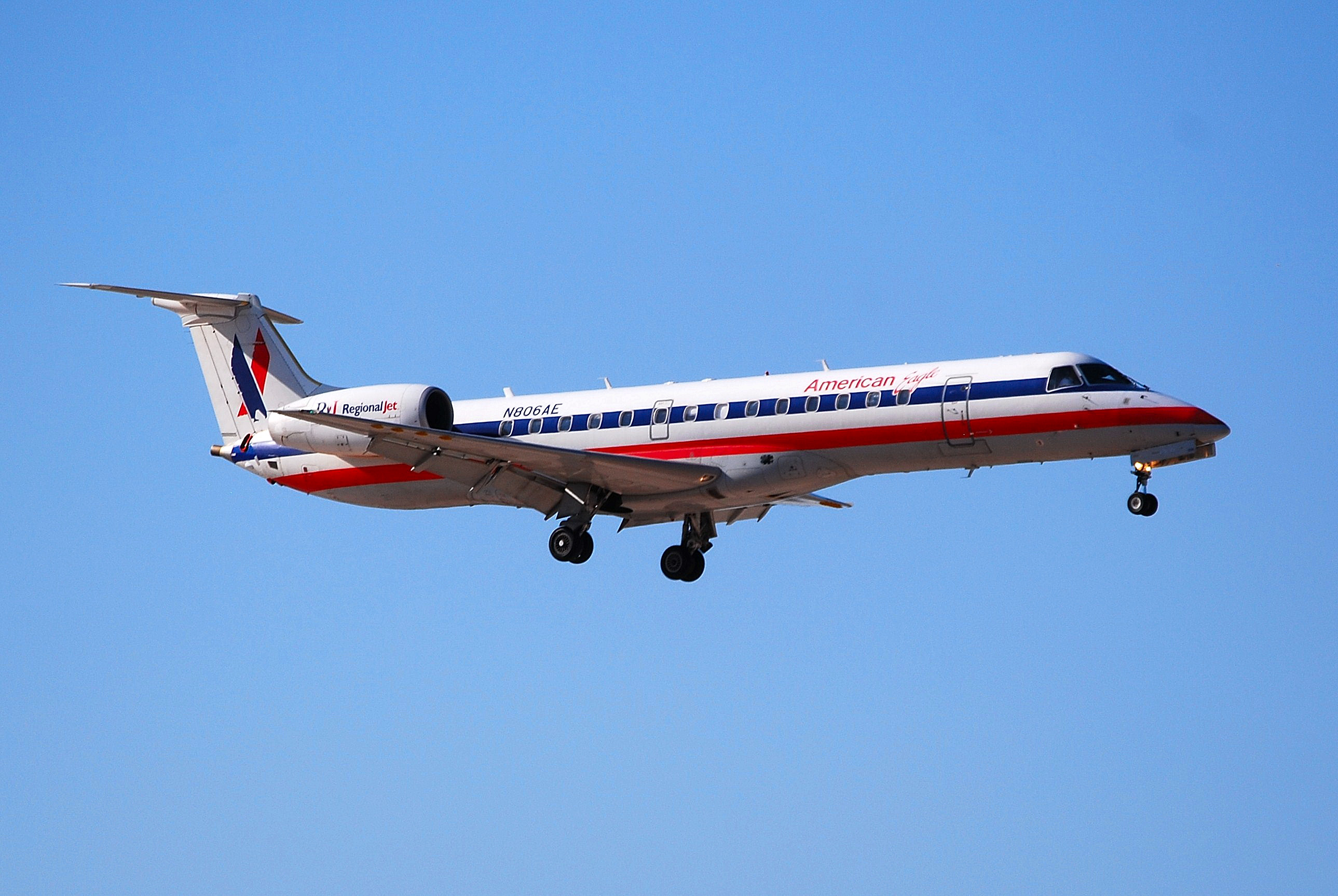 AMERICAN EAGLE ERJ-135KL N806AE (2857643295)