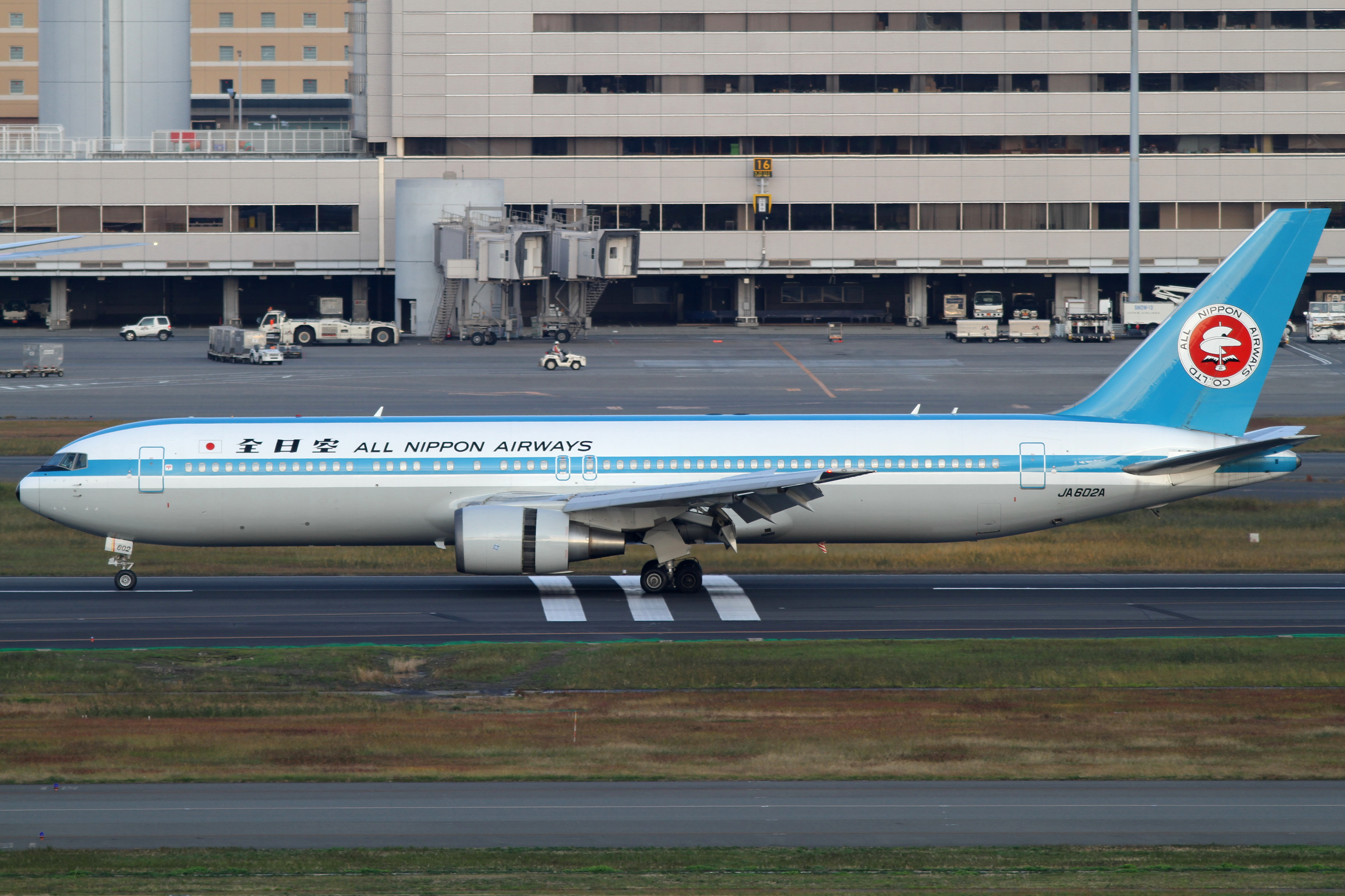 ANA B767-300(JA602A) (5213747703)