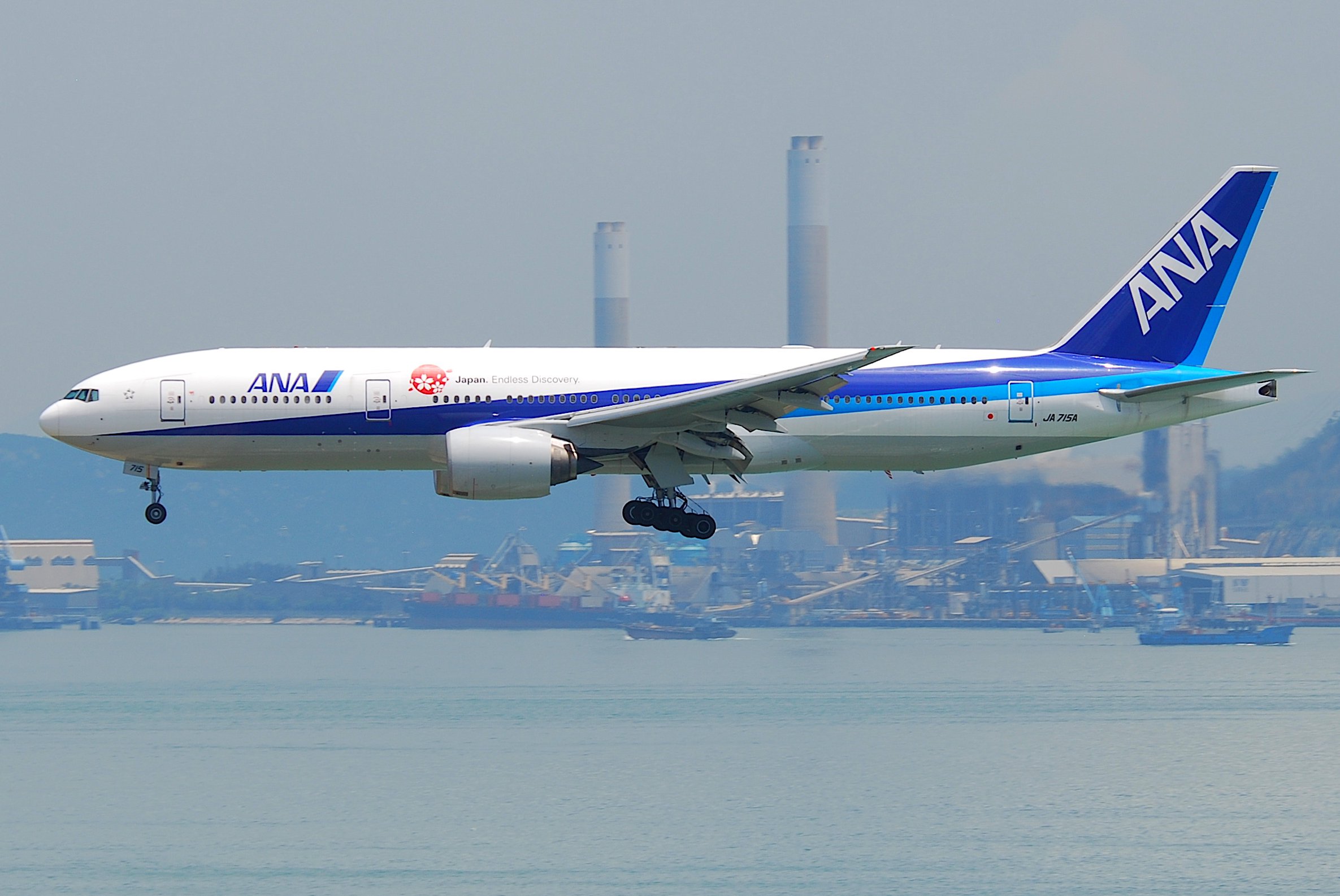 ANA Boeing 777-200ER; JA715A@HKG;31.07.2011 614gi (6052594411)