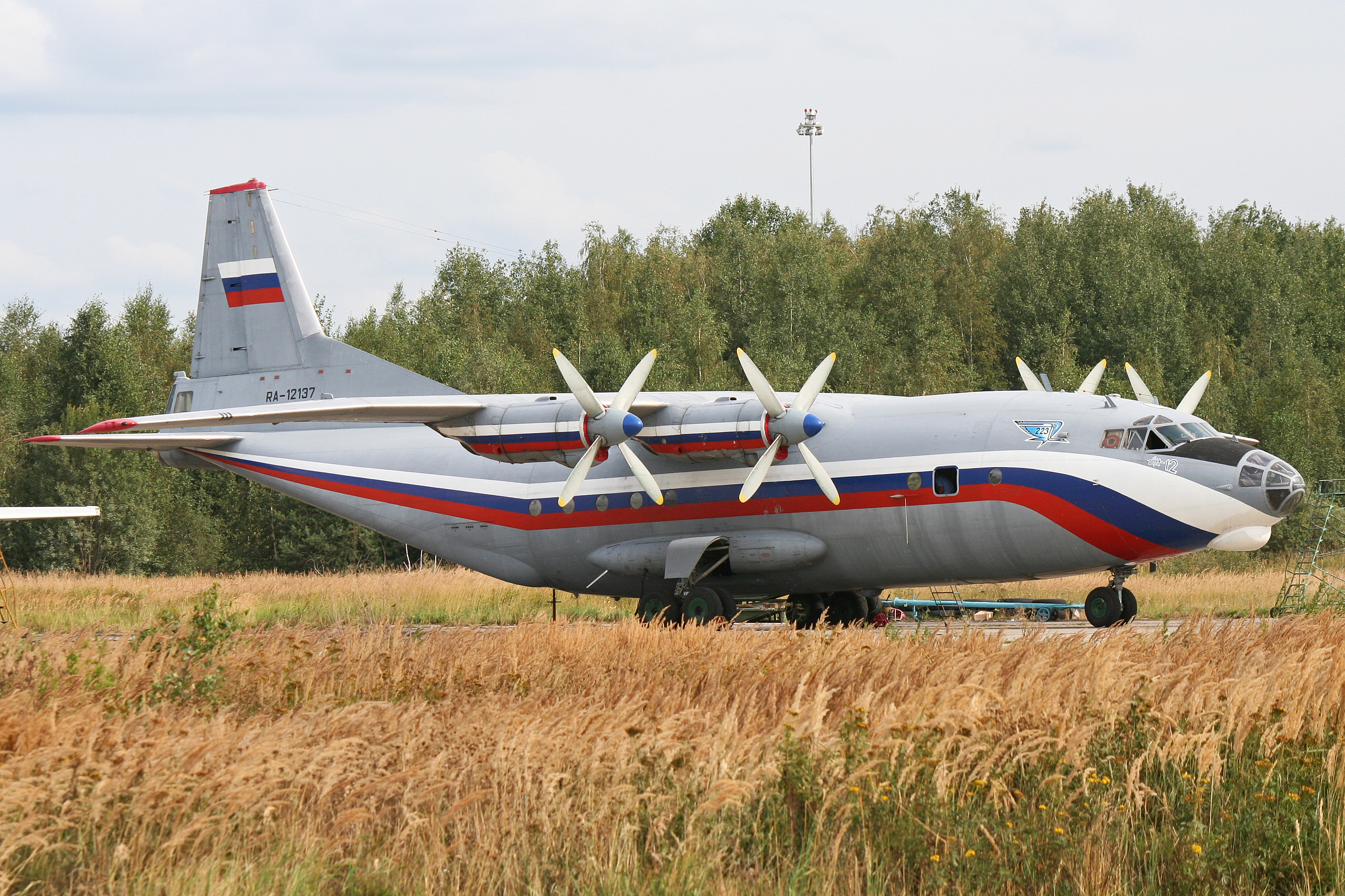 Antonov An-12BK RA-12137; (8563343174)