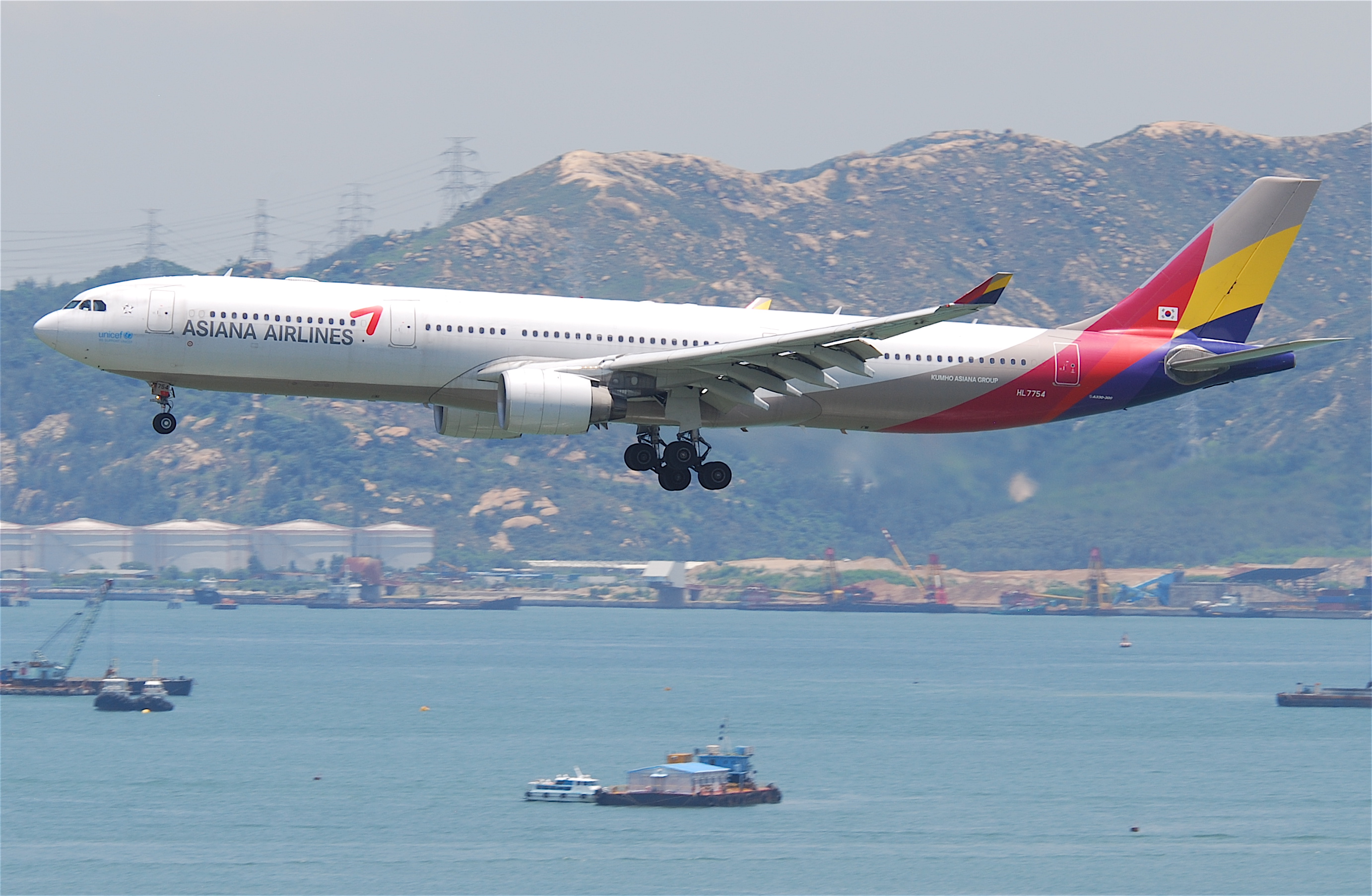 Asiana Airlines Airbus A330-300; HL7754@HKG;04.08.2011 615gk (6207797384)