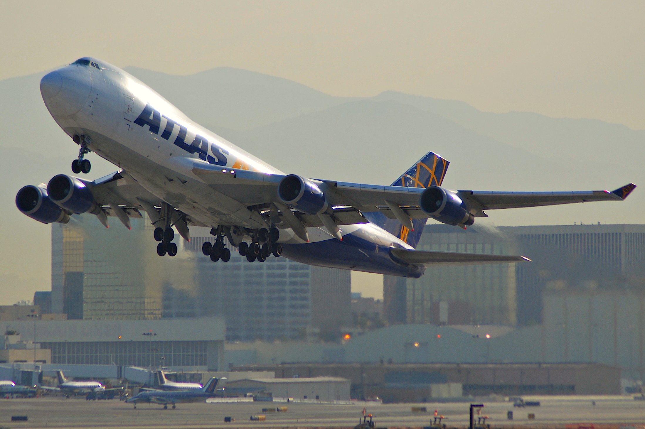 Atlas Air Boeing 747-400; N492MC@LAX;19.04.2007 465dd (4263983190)