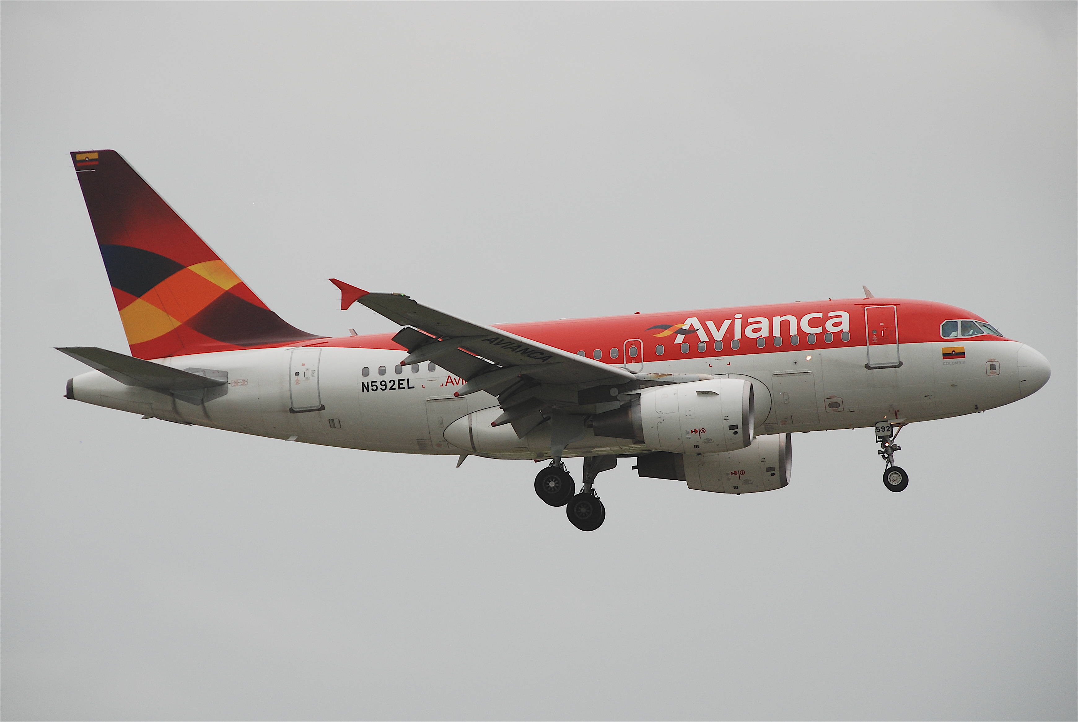 AVIANCA Airbus A318-111; N592EL@MIA;17.10.2011 626hq (6447121821)