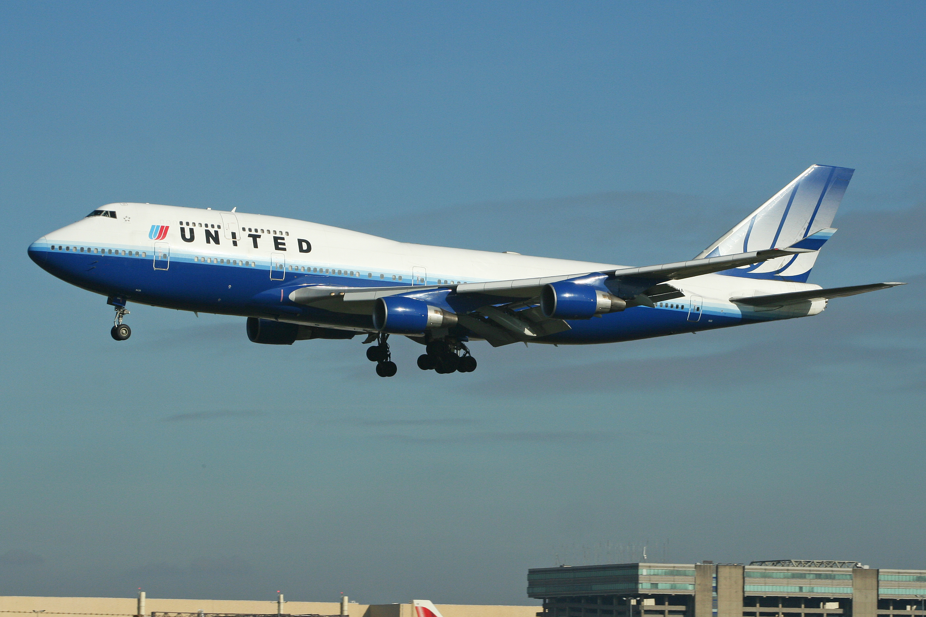 Boeing 747-422 N120UA United Airlines (6889368906)