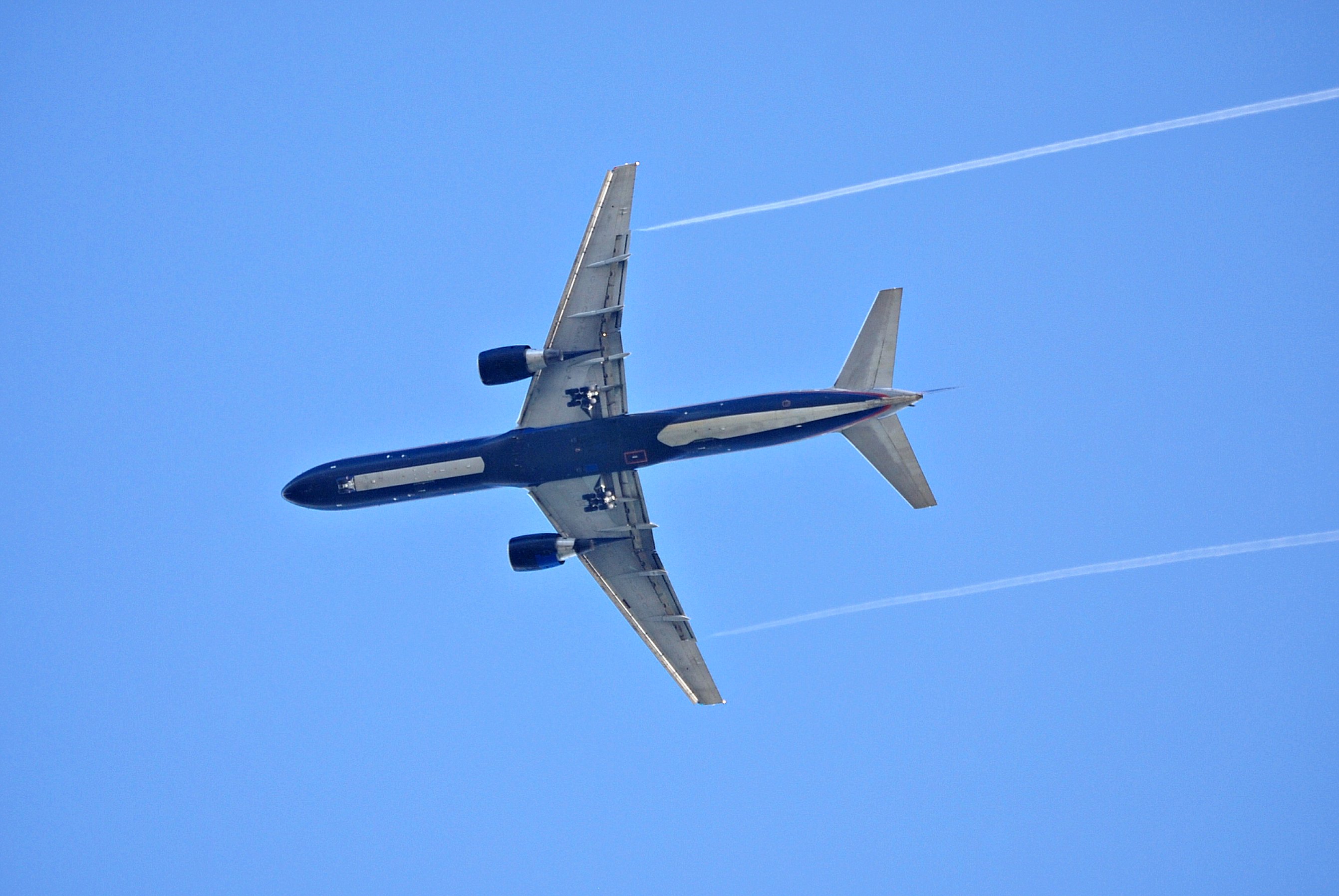 Boeing 757 on down the glideslope (6307078714)