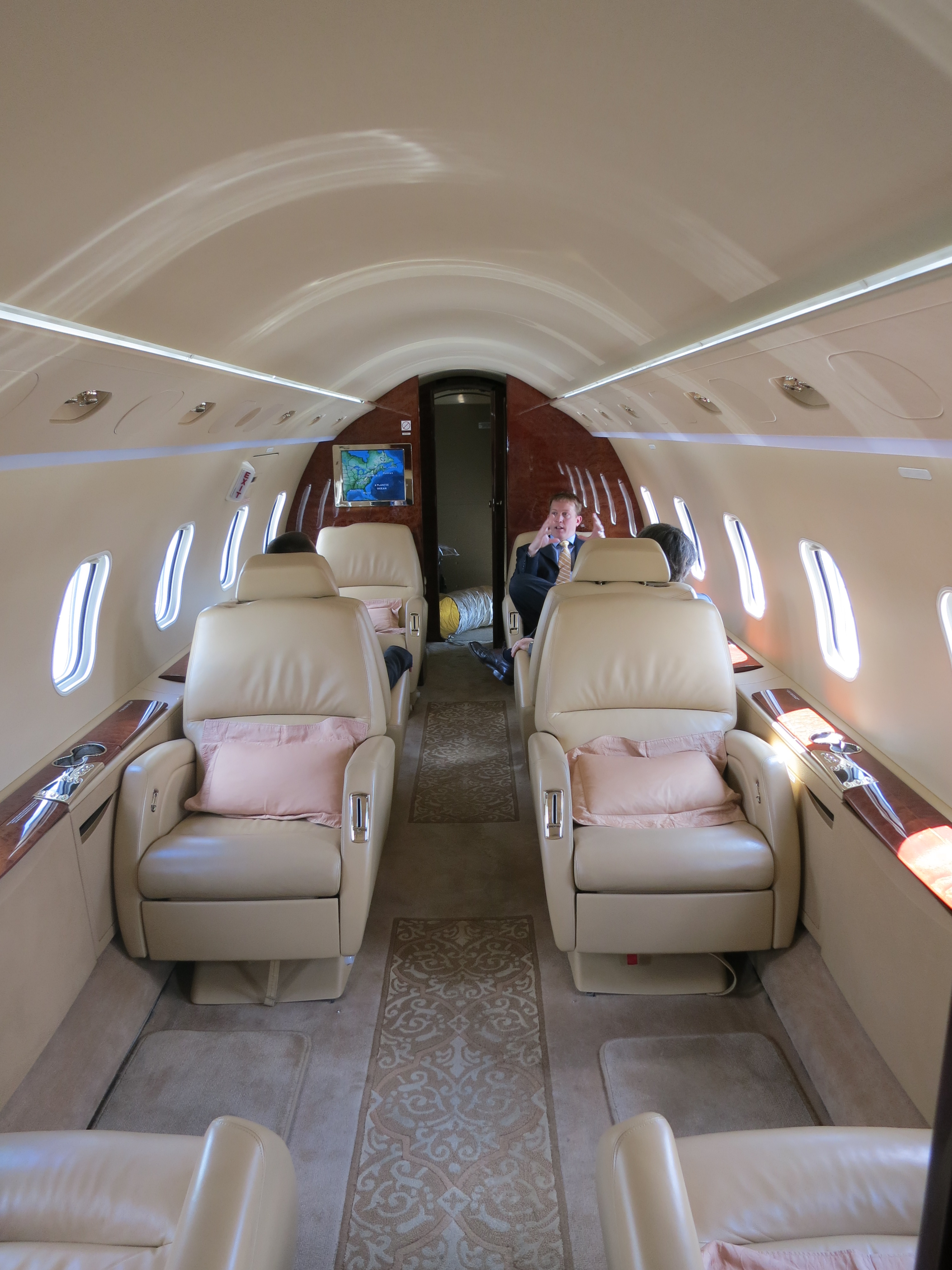 Bombardier Challenger 300 interior 3
